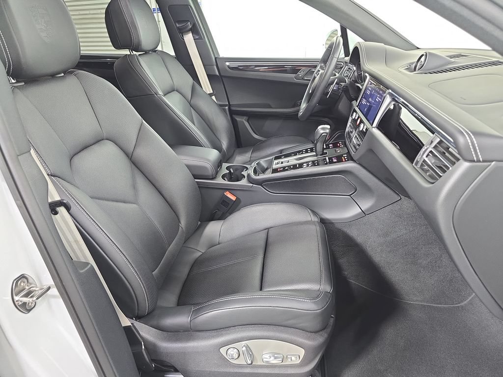 Certified 2025 Porsche Macan AWD/4WD image 27