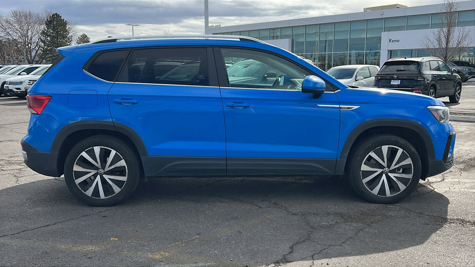 Certified 2022 Volkswagen Taos SE image 4