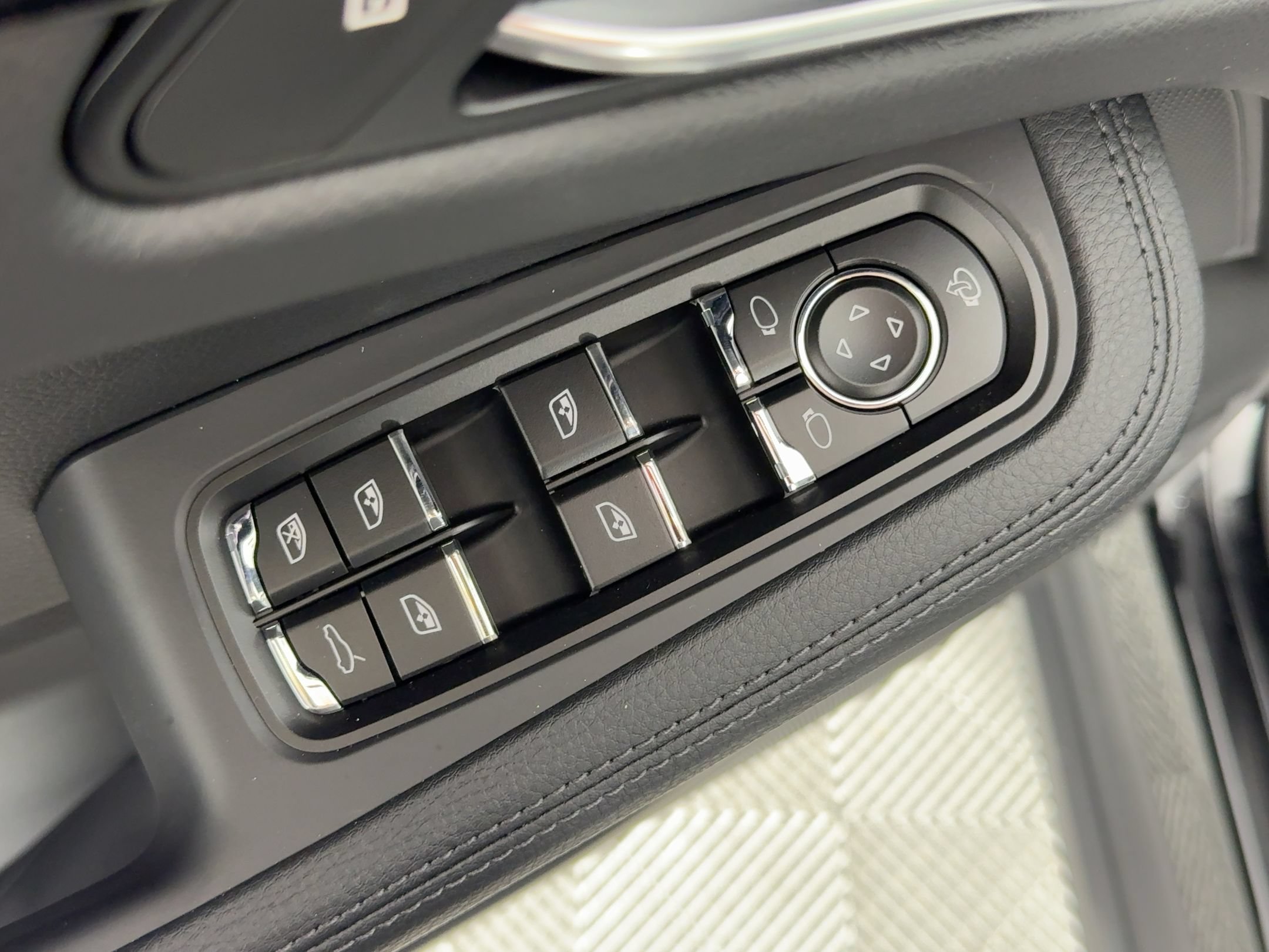 Used 2026 Porsche Macan S AWD/4WD image 13