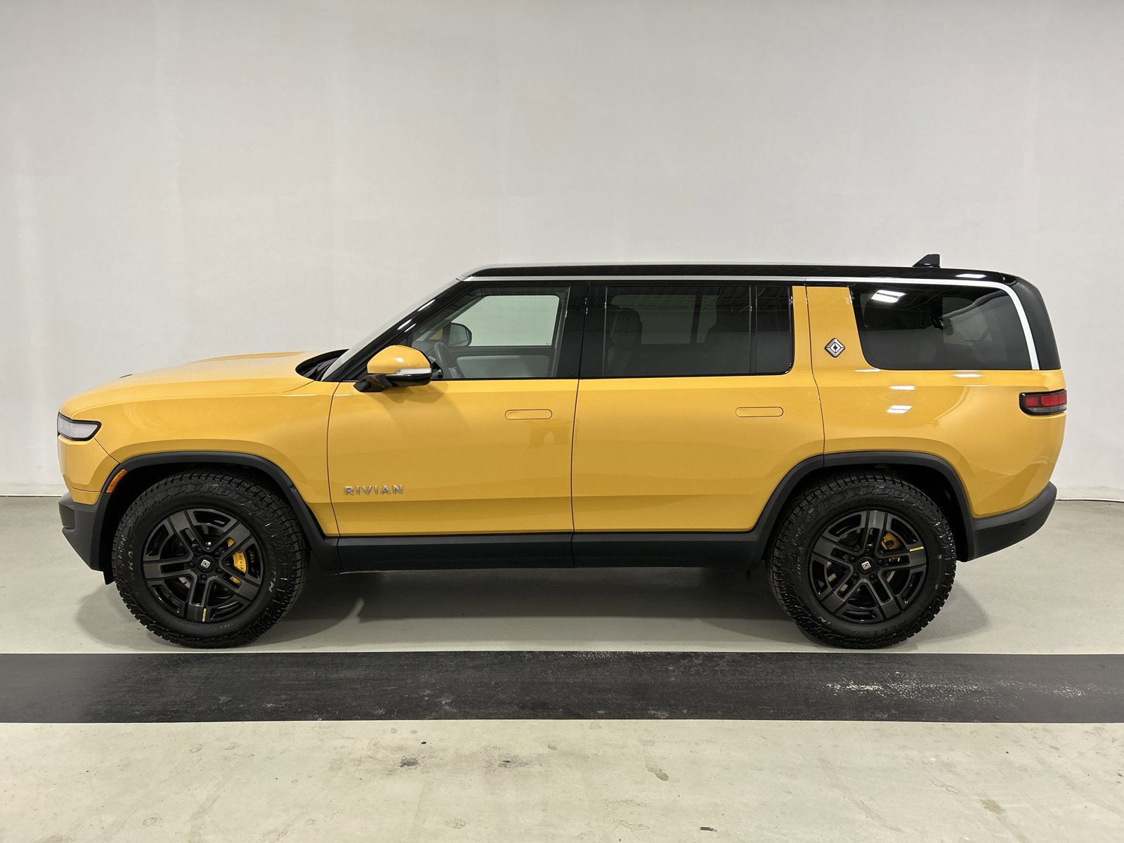 Used 2023 Rivian R1S Adventure AWD/4WD image 2