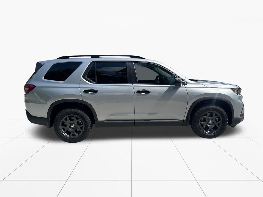 Used 2025 Honda Pilot TrailSport image 9
