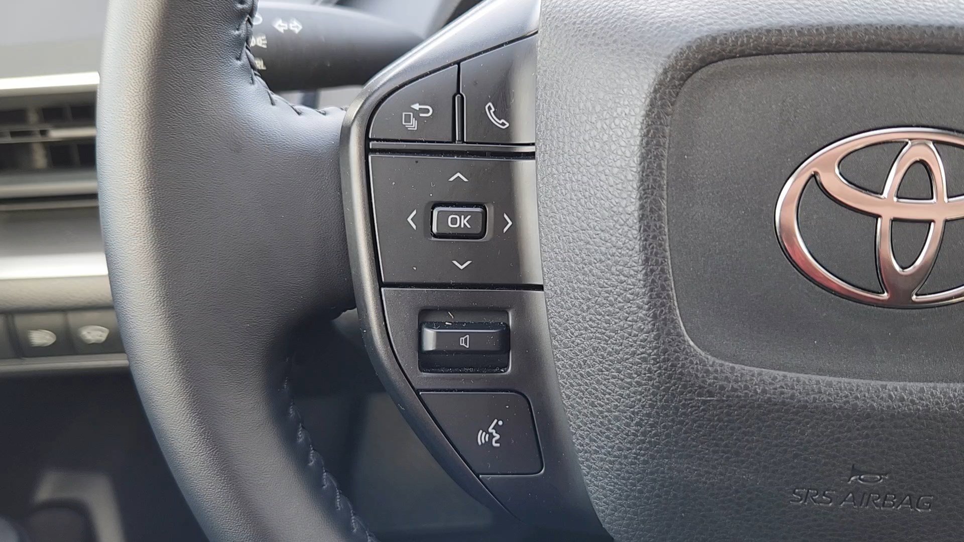 Used 2025 Toyota Prius LE image 12