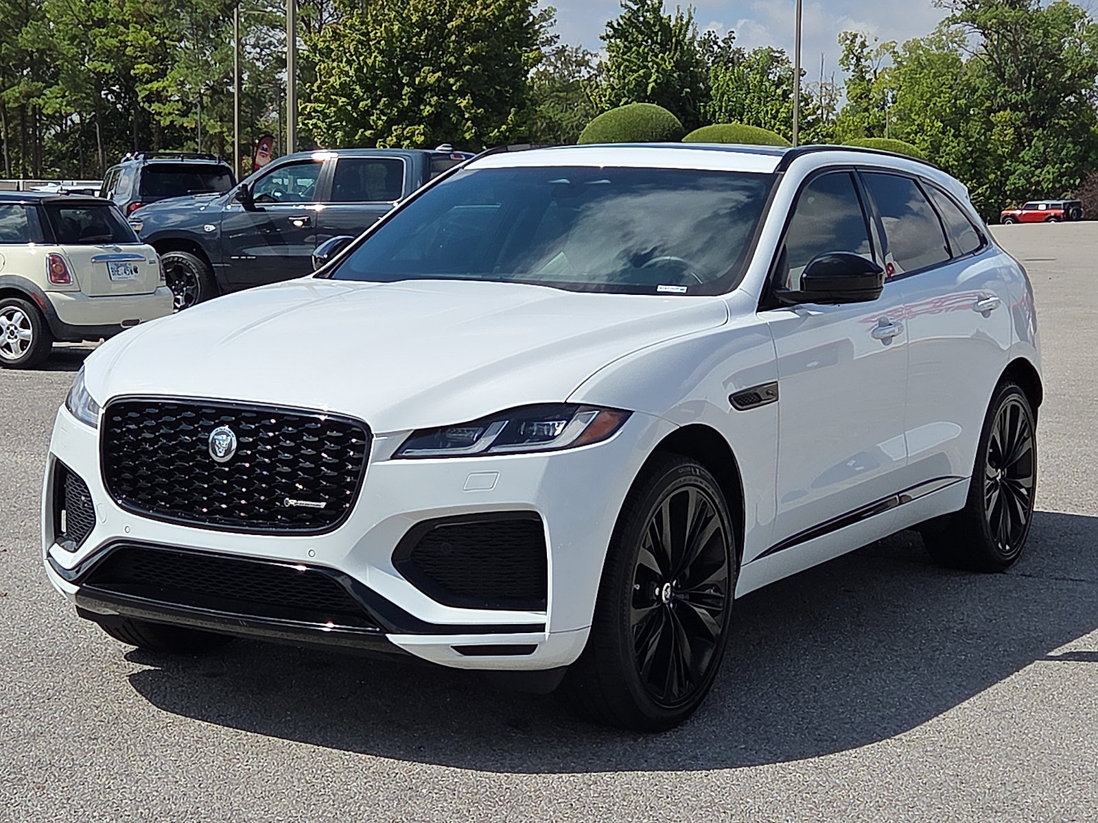 Used 2025 Jaguar F-PACE R-Dynamic S AWD/4WD image 2