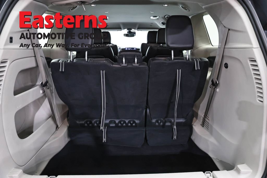 Used 2023 Chrysler Pacifica Touring-L FWD image 9