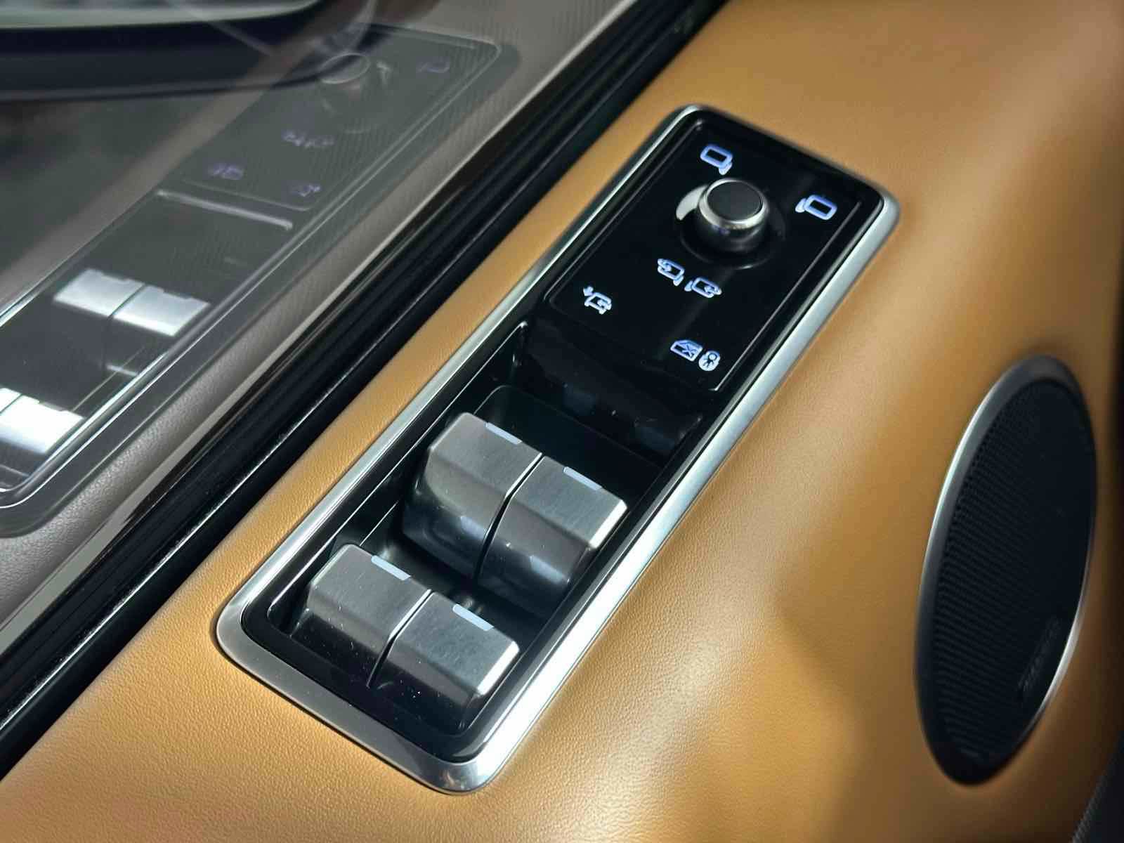 Used 2020 Land Rover Range Rover Sport SVR image 45