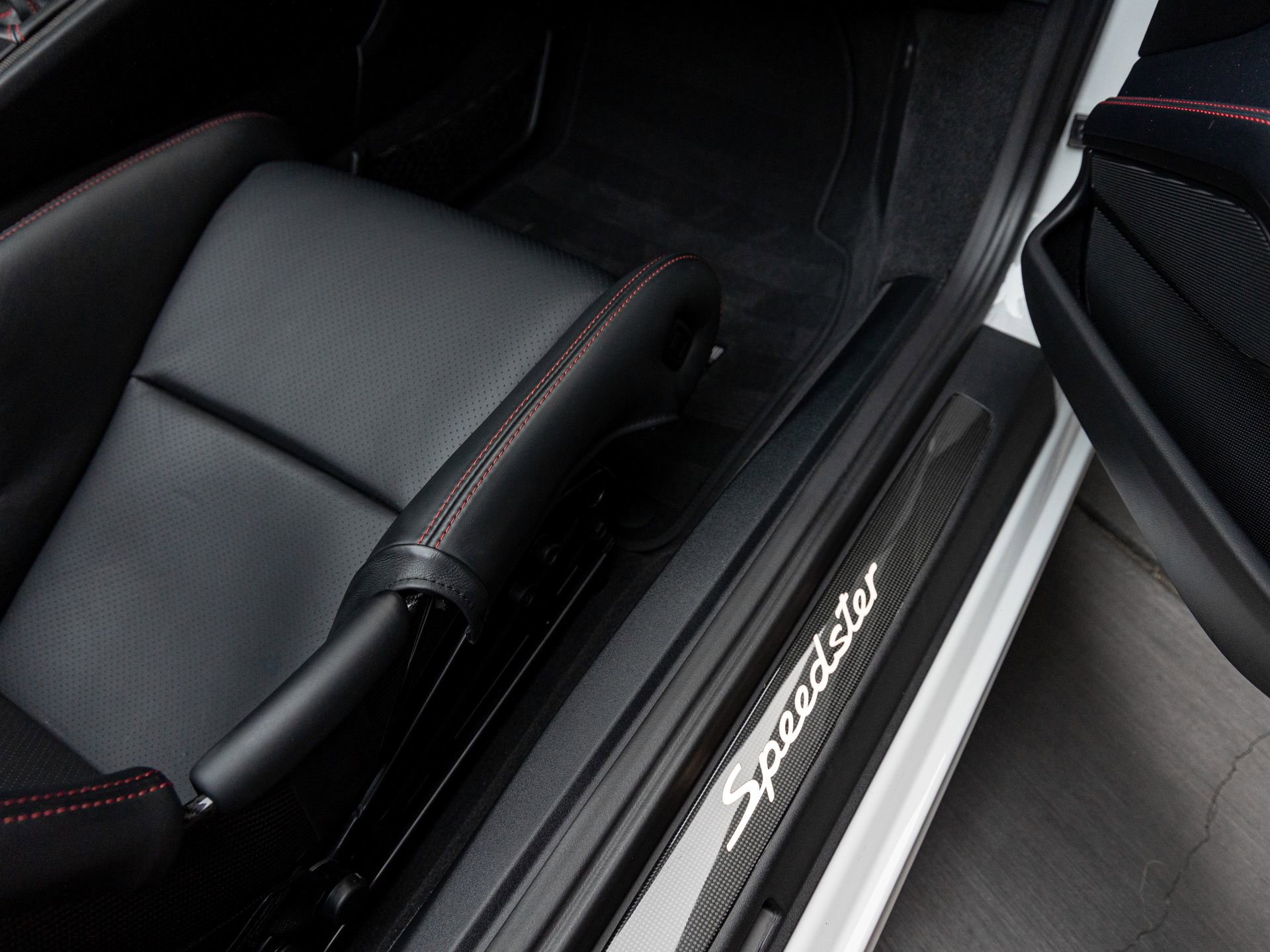Certified 2019 Porsche 911 Speedster RWD image 41