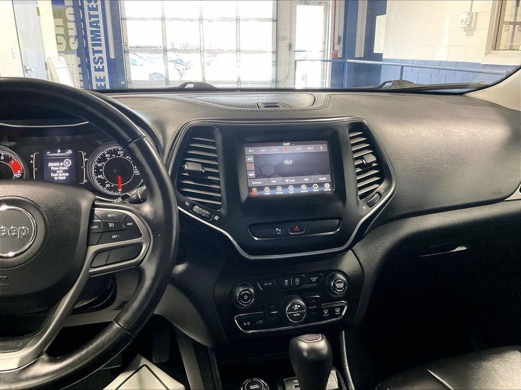 Used 2019 Jeep Cherokee Latitude Plus w/ Comfort/Convenience Group AWD/4WD image 18
