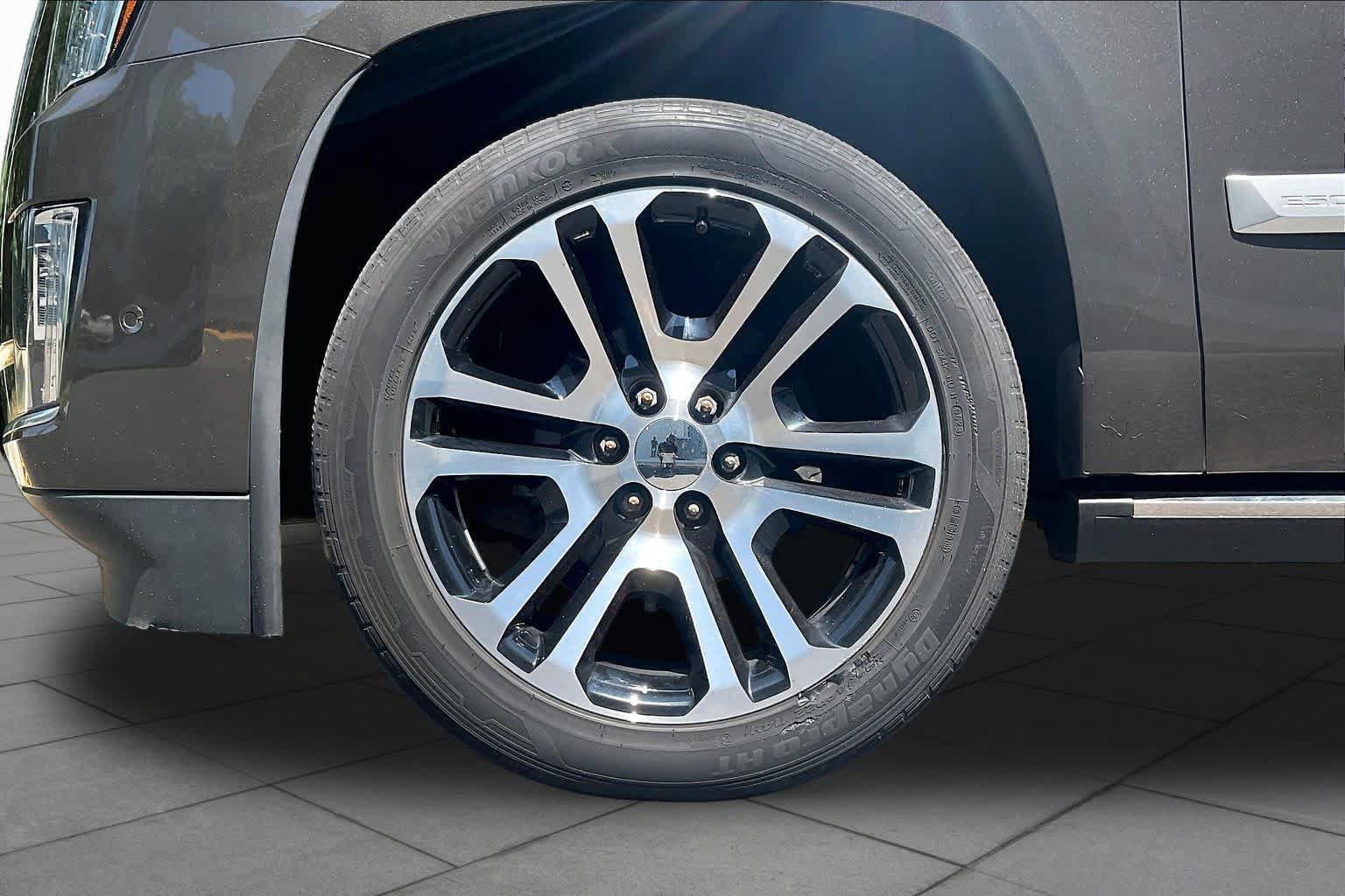 Used 2020 Cadillac Escalade Premium Luxury AWD/4WD image 9