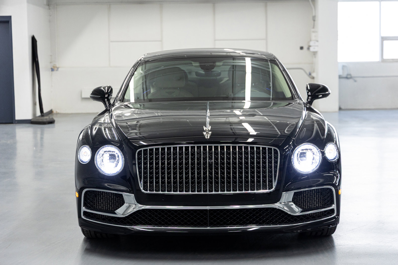 Used 2023 Bentley Flying Spur V8 image 11