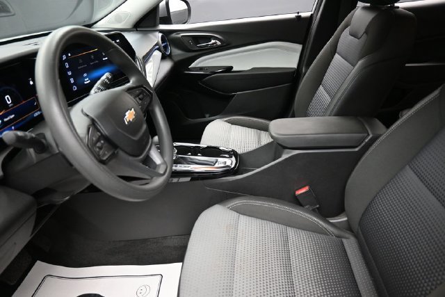 Used 2025 Chevrolet Trax LT FWD image 16
