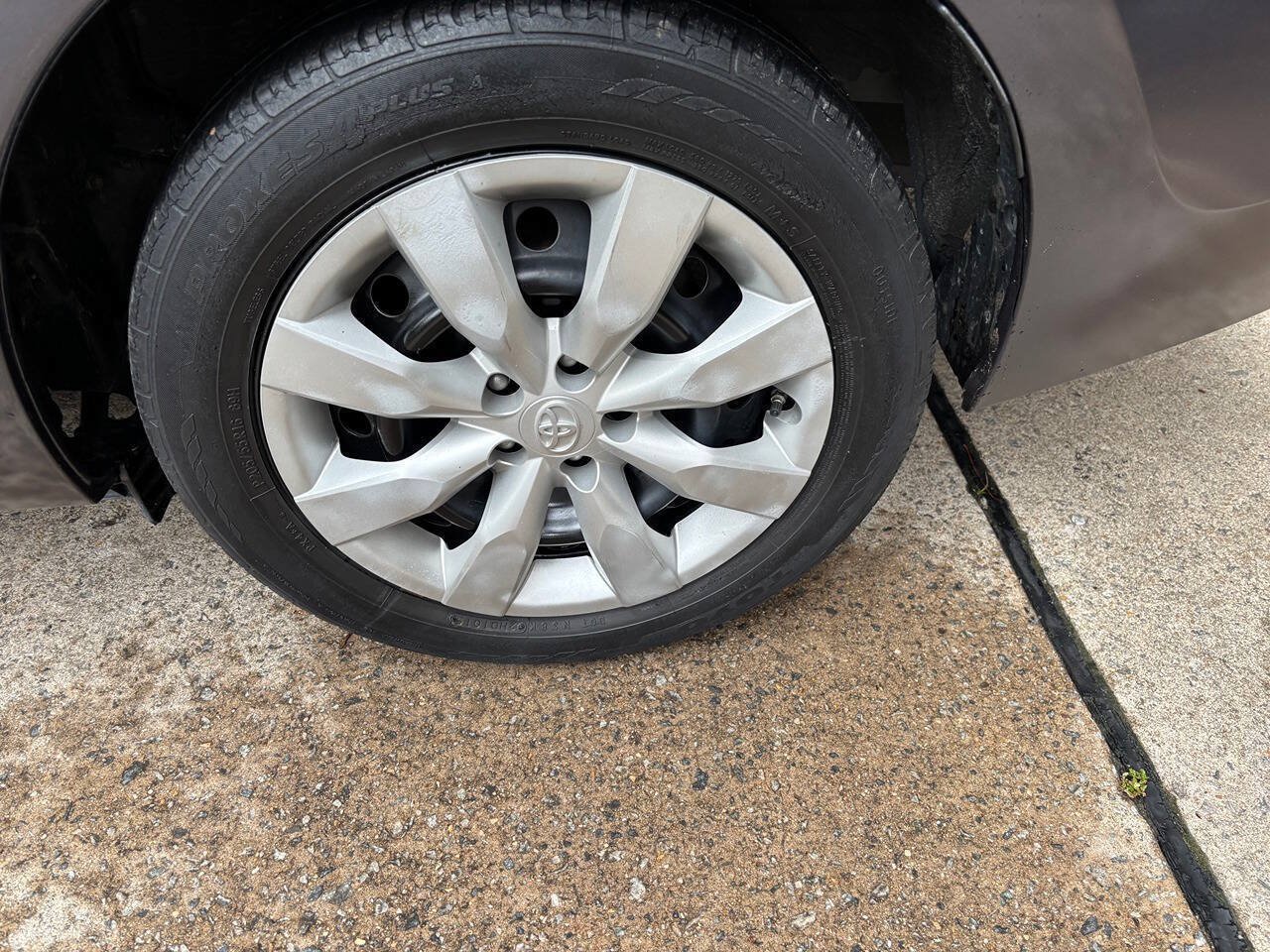 Used 2015 Toyota Corolla LE FWD image 9