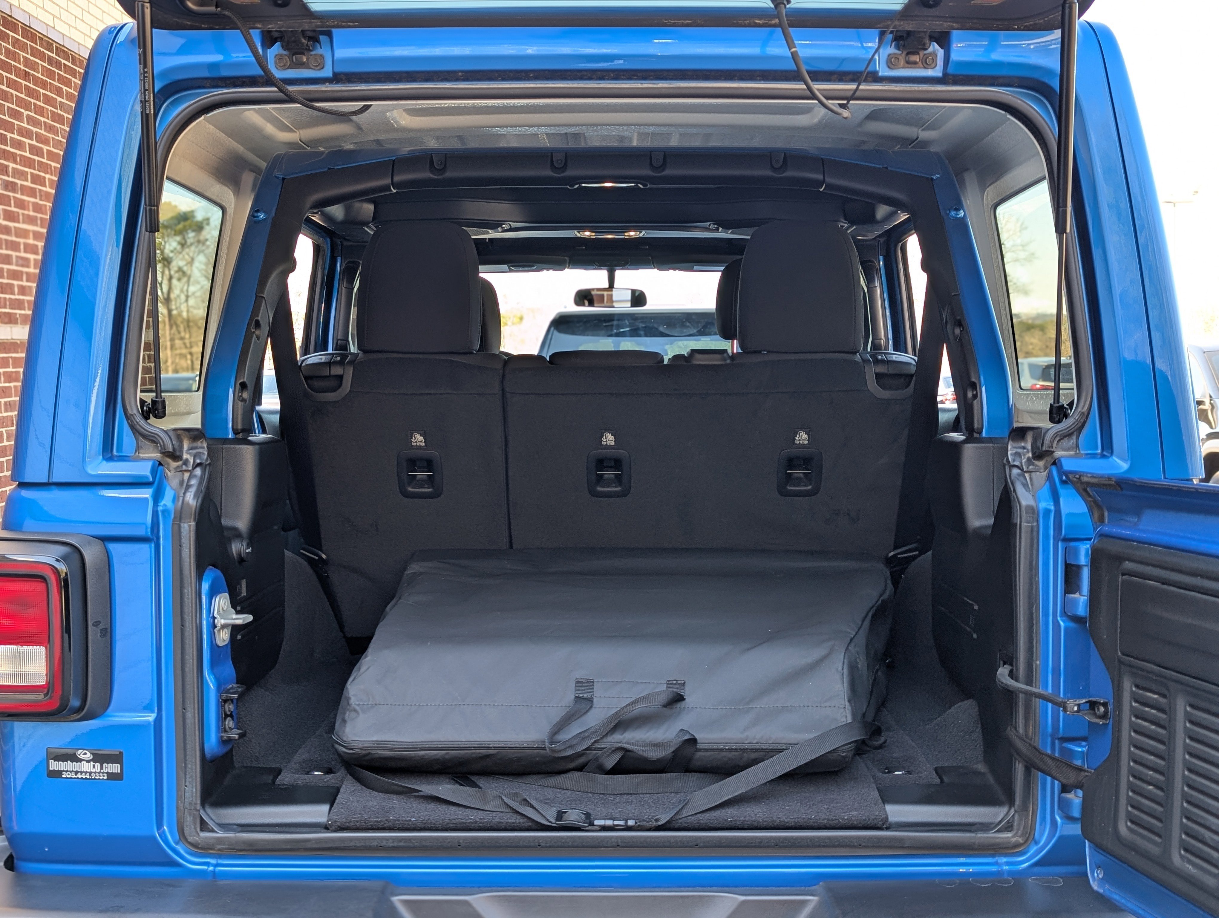 Used 2023 Jeep Wrangler Unlimited Sport image 18