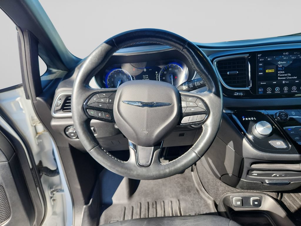 Used 2019 Chrysler Pacifica Touring-L Plus w/ S Appearance Package FWD image 13