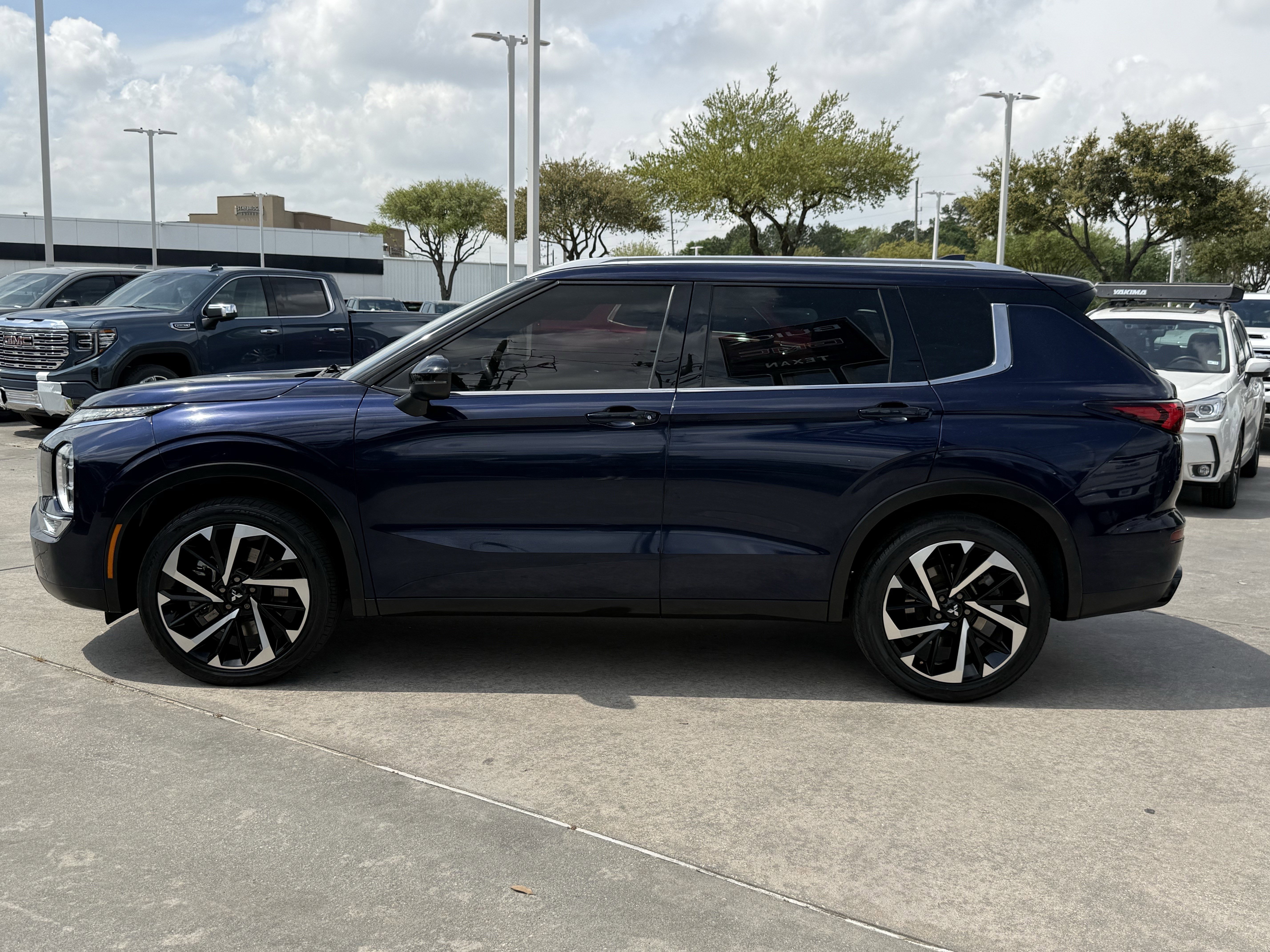 Used 2022 Mitsubishi Outlander SE image 8