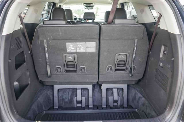 Used 2024 Kia Carnival EX image 27