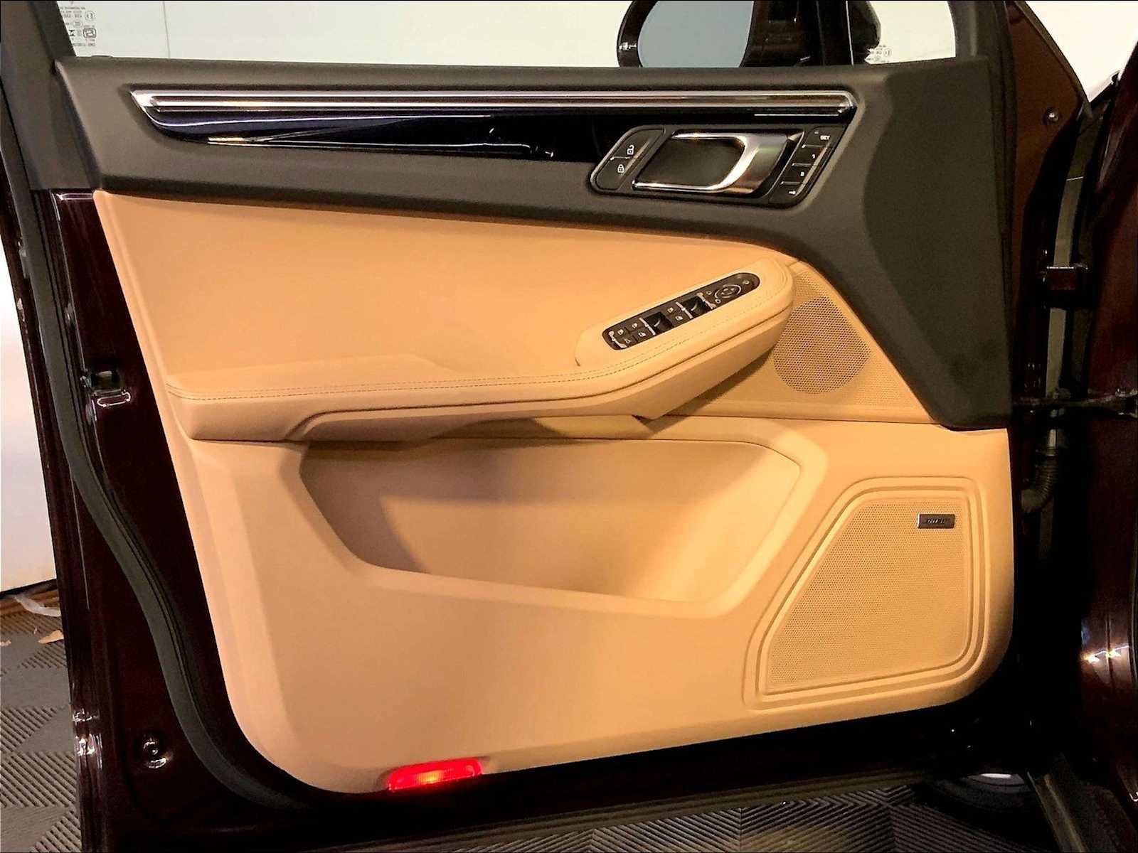 Certified 2025 Porsche Macan image 25