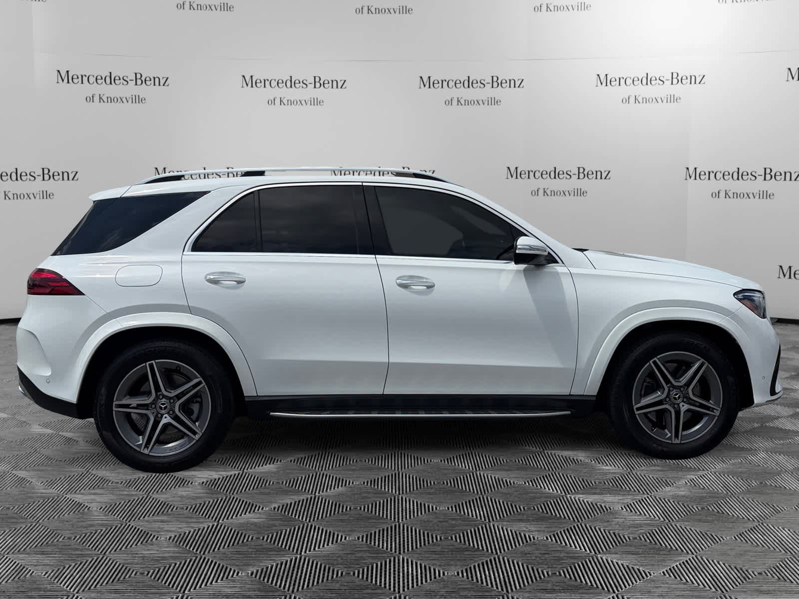 Used 2014 Mercedes-Benz E 350 4MATIC Sedan image 3