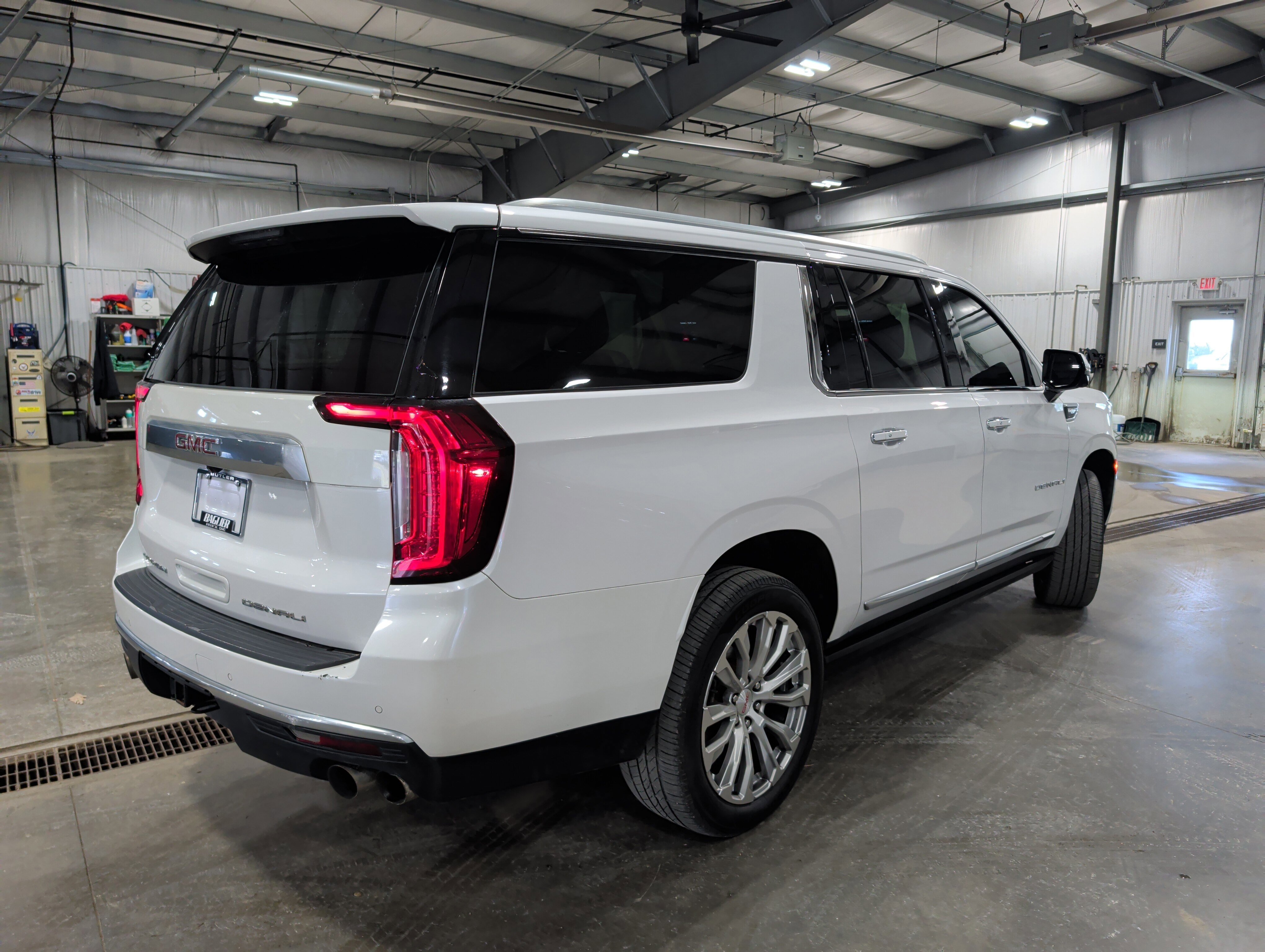Used 2023 GMC Yukon XL Denali AWD/4WD image 3