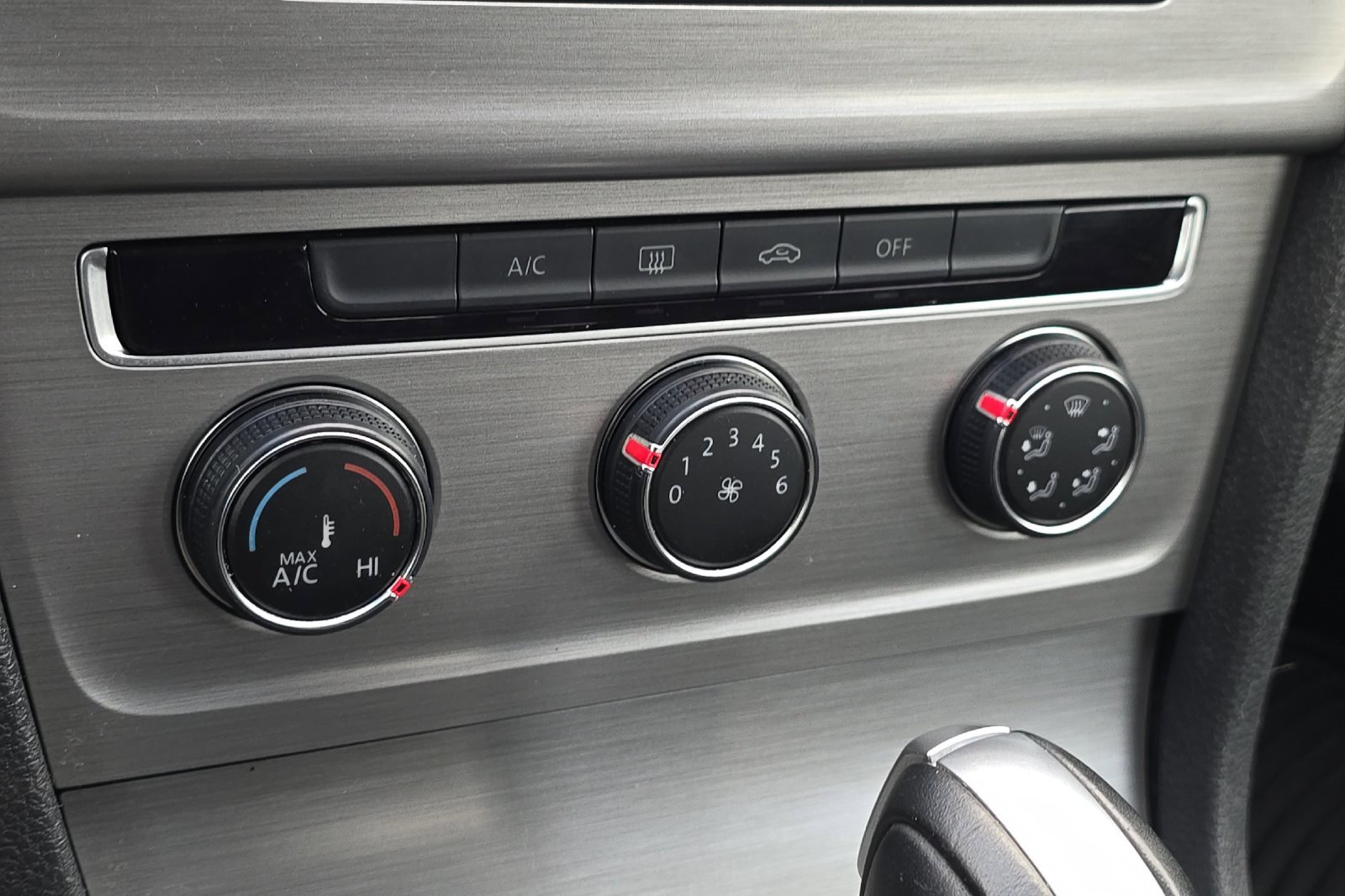 Used 2017 Volkswagen Golf S image 22