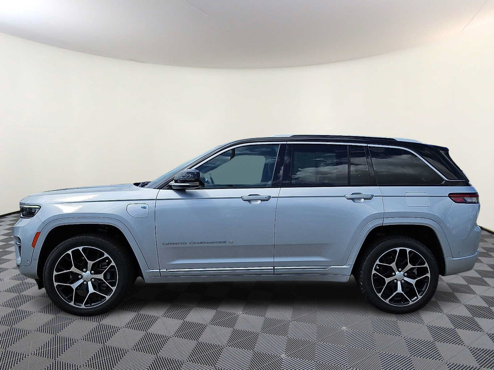 Used 2022 Jeep Grand Cherokee Summit AWD/4WD image 7