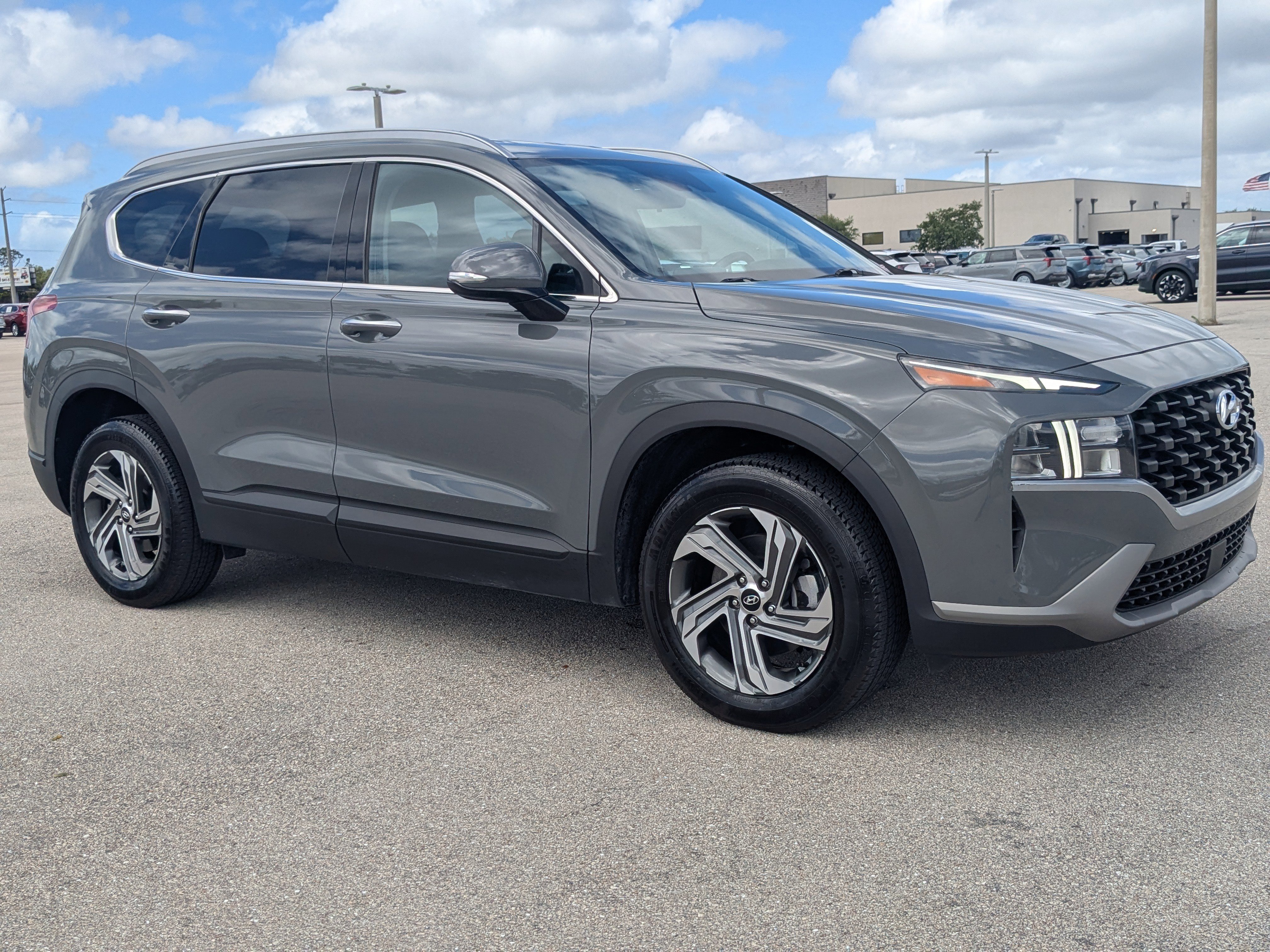 Used 2023 Hyundai Santa Fe SEL FWD image 2