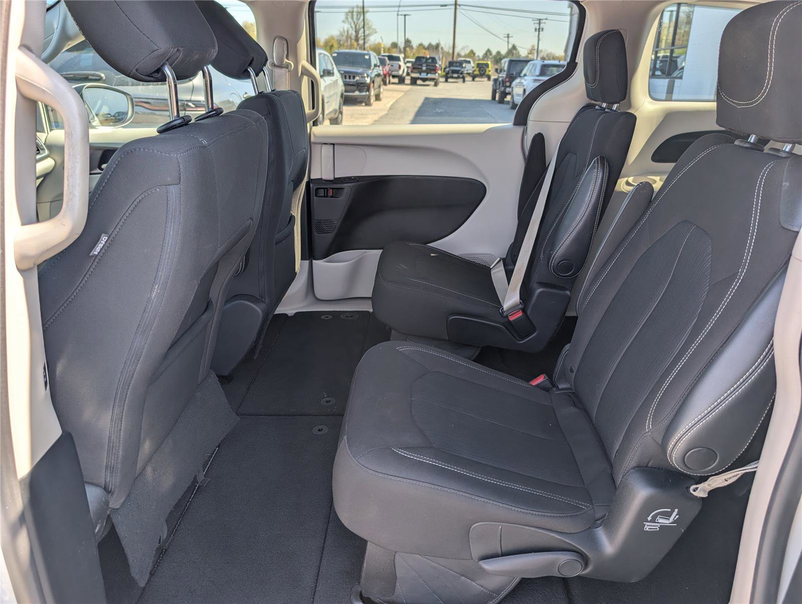 Used 2023 Chrysler Voyager LX image 15