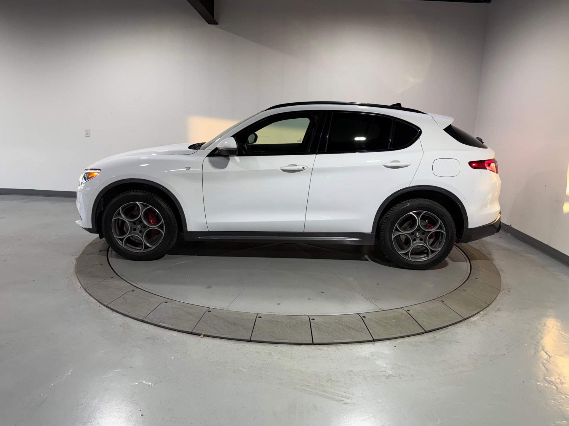Used 2022 Alfa Romeo Stelvio Ti image 13