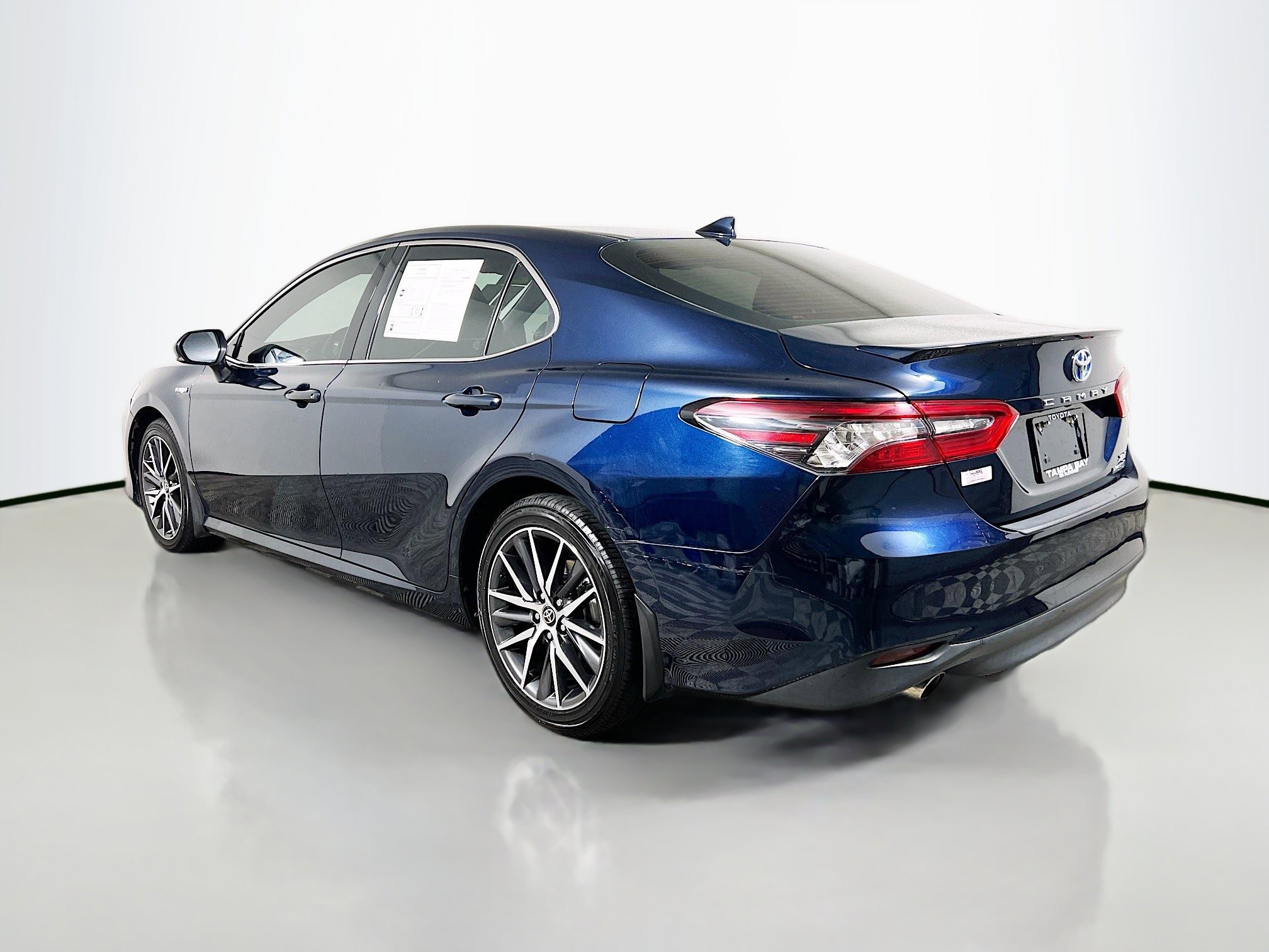 Used 2021 Toyota Camry XLE w/ Cold Weather Package image 8