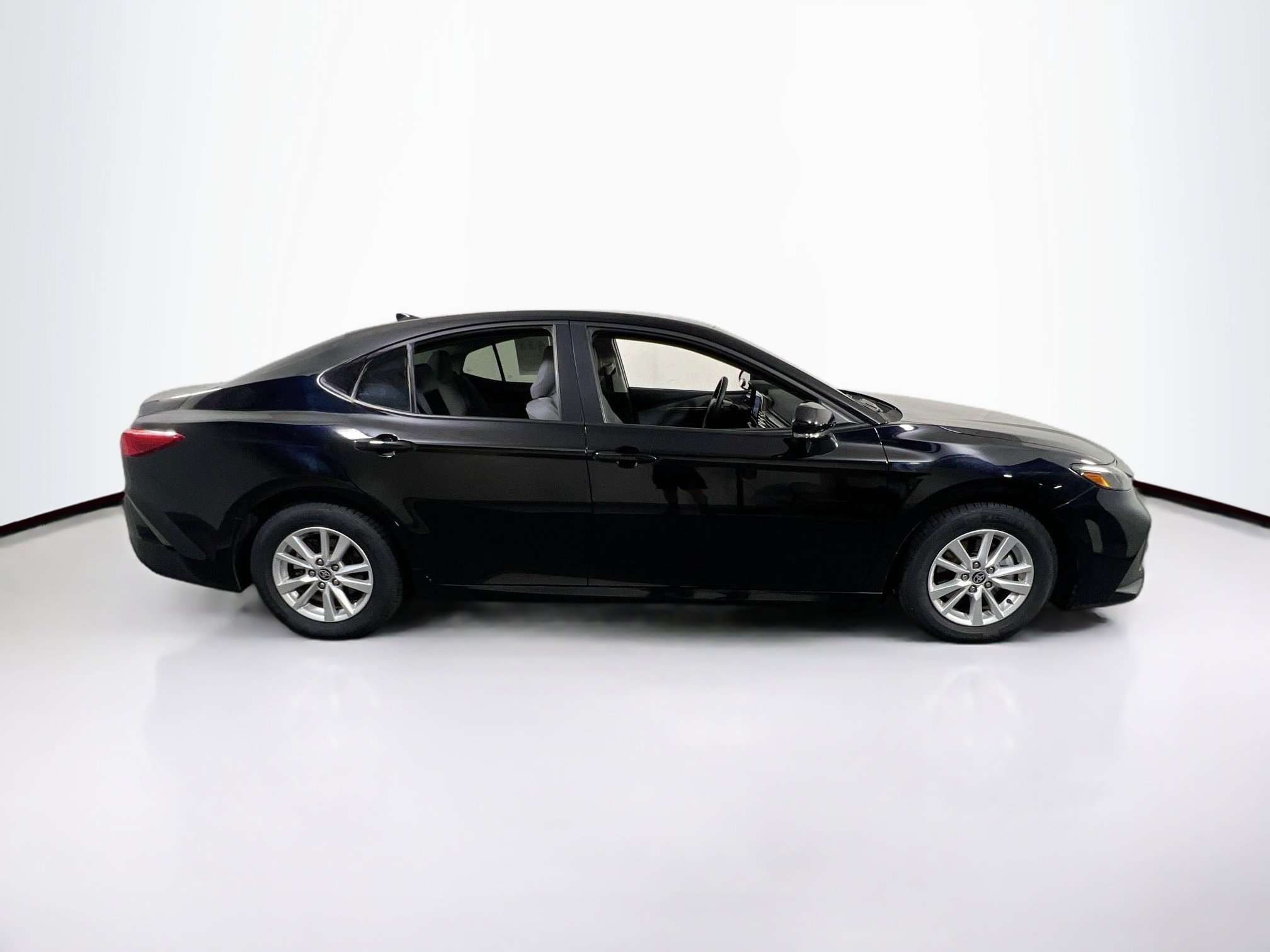 Used 2025 Toyota Camry LE image 4