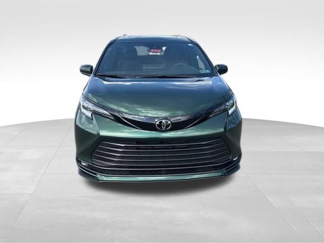 New 2026 Toyota Sienna XLE Woodland Edition AWD/4WD image 9
