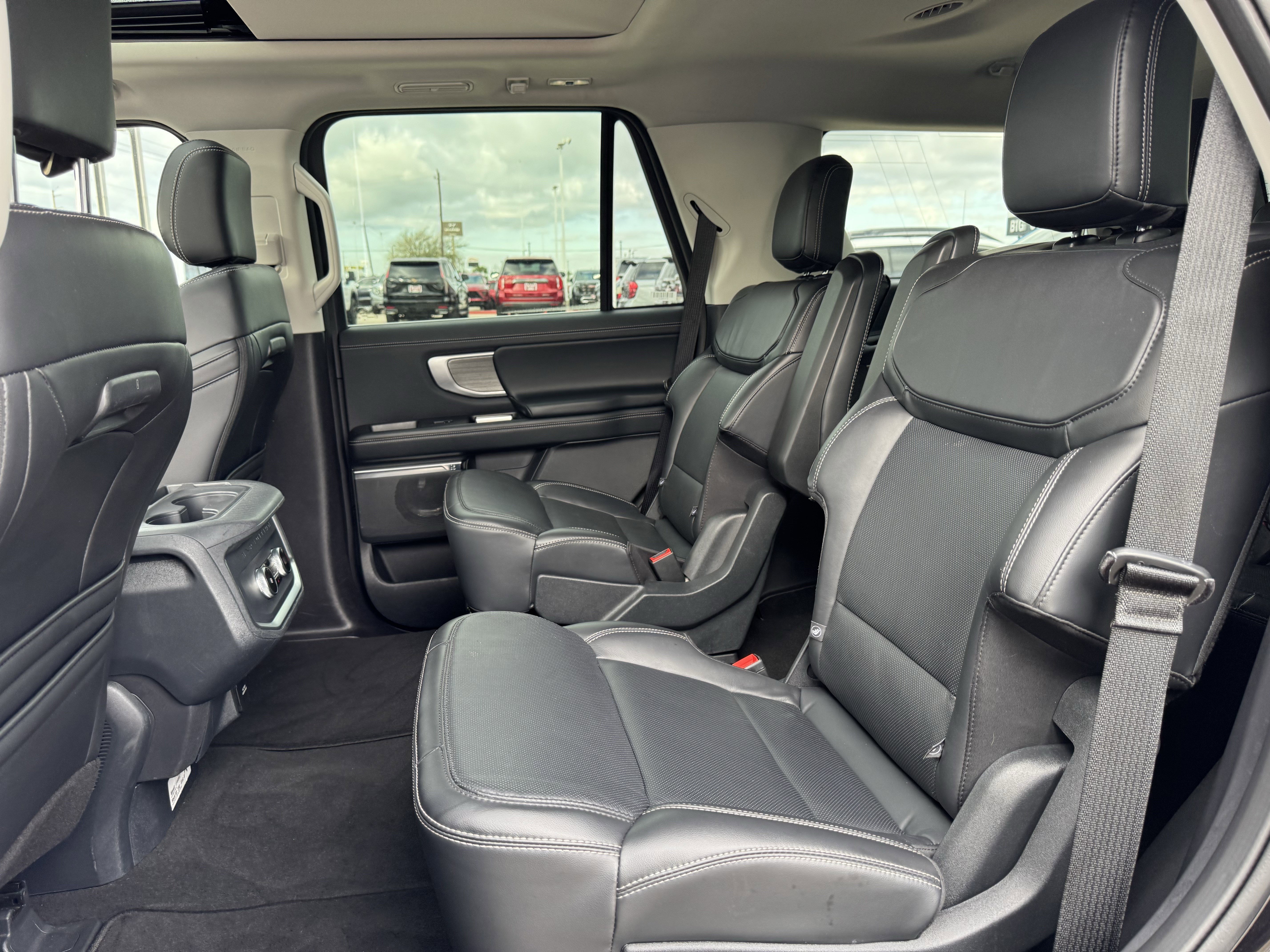Used 2025 Ford Expedition Platinum AWD/4WD image 30