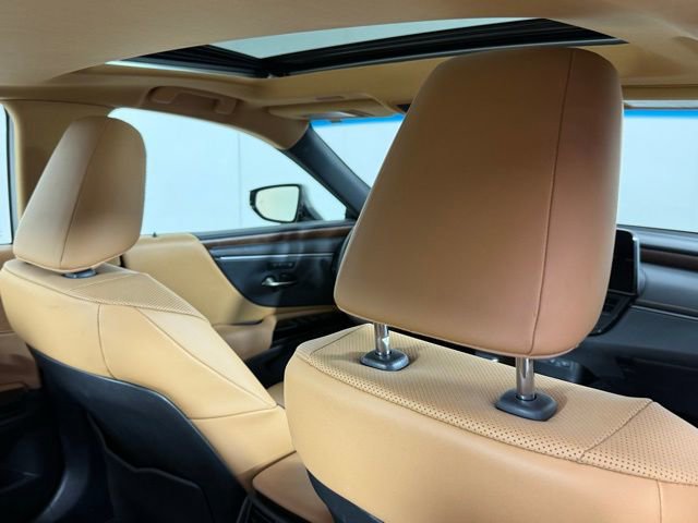 Used 2025 Lexus ES 300h w/ Premium Package image 31