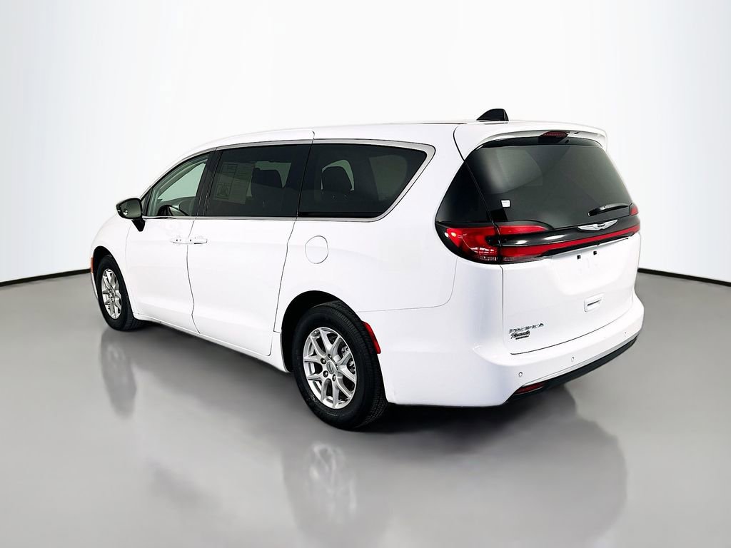 Used 2024 Chrysler Pacifica Touring-L image 5