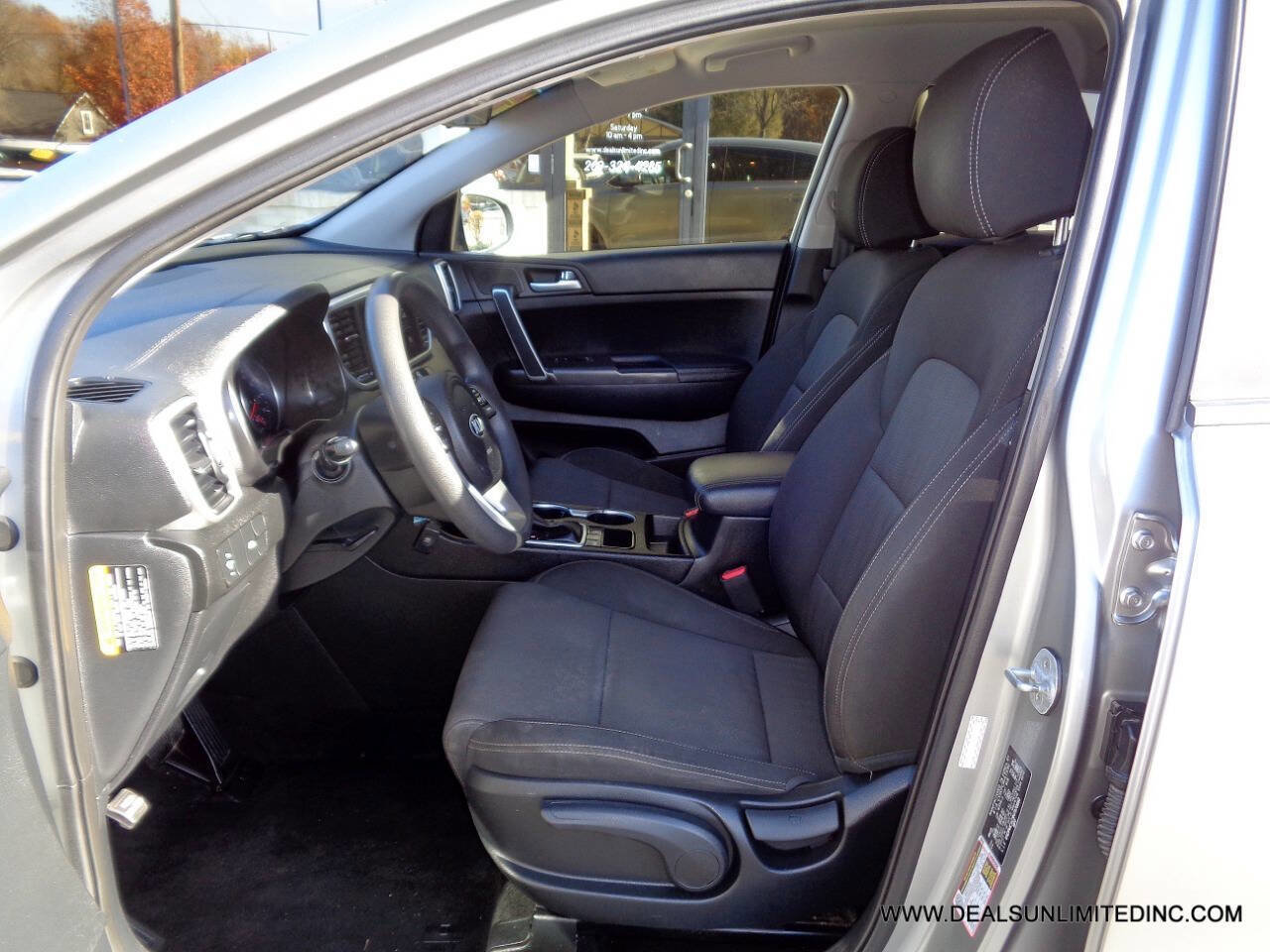 Used 2022 Kia Sportage LX image 9