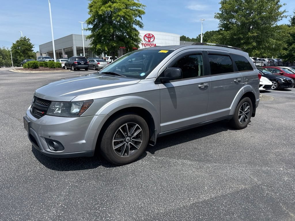 Used 2018 Dodge Journey SXT w/ Connectivity Group FWD image 2