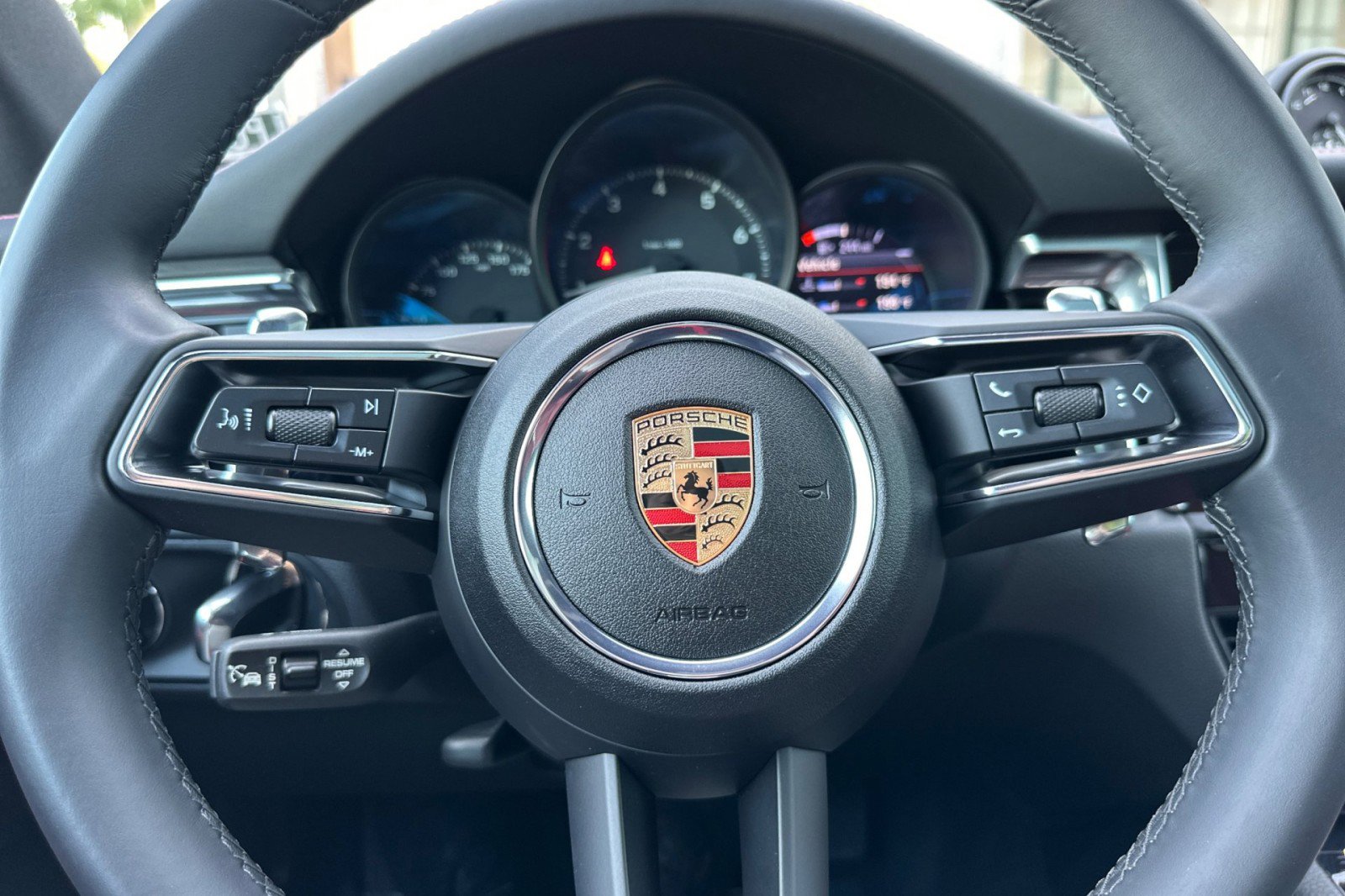 Used 2025 Porsche Macan image 24