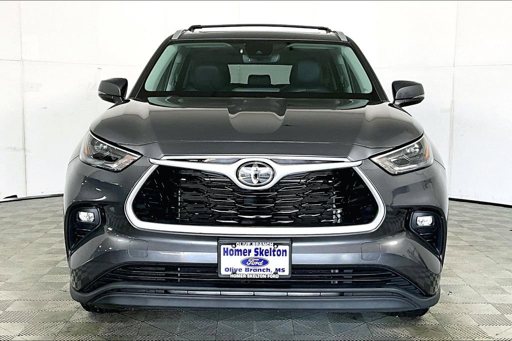 Used 2022 Toyota Highlander XLE image 3