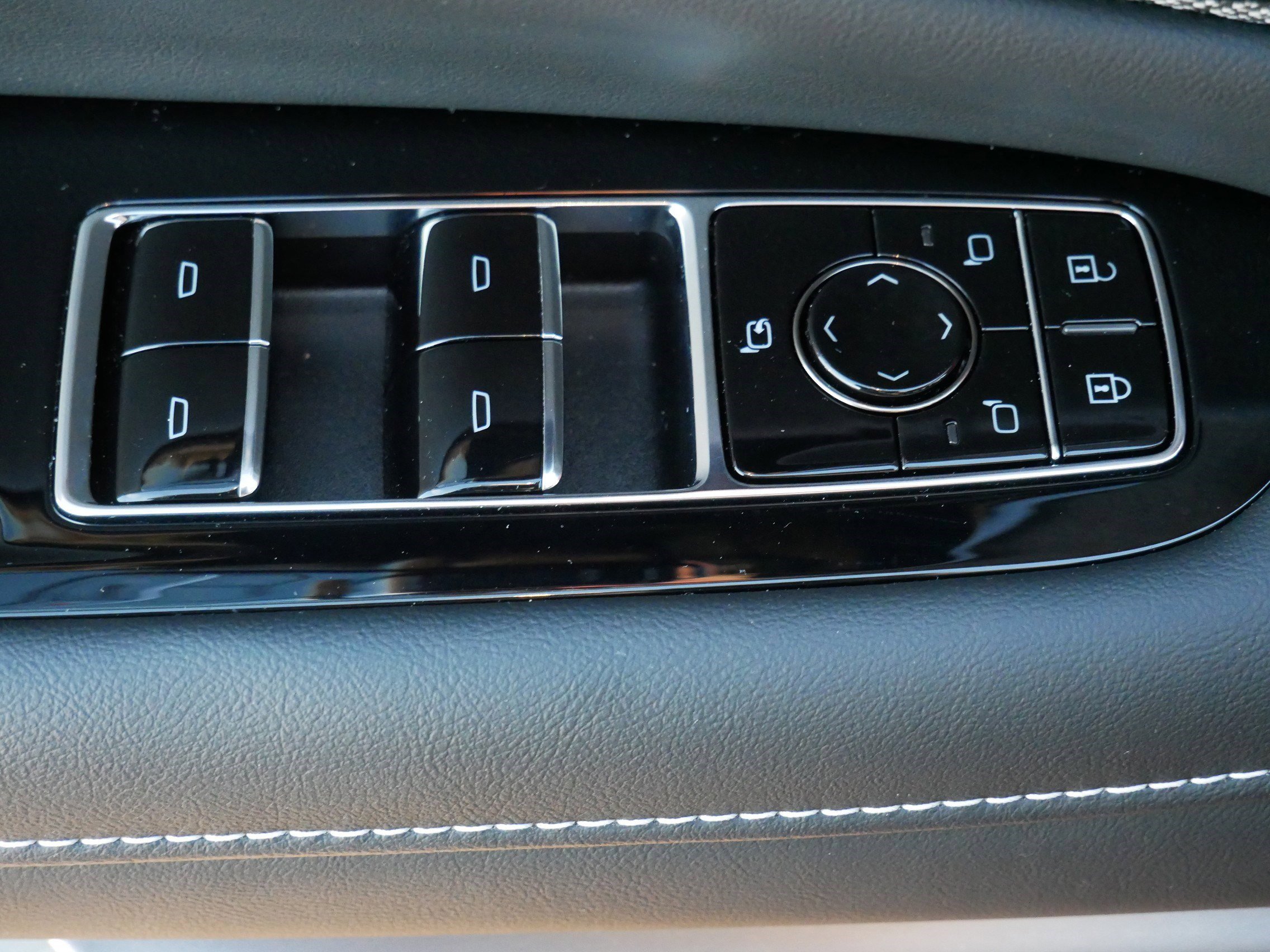 Used 2025 Cadillac Optiq Sport 2 w/ LPO, Floor Liner Package image 17