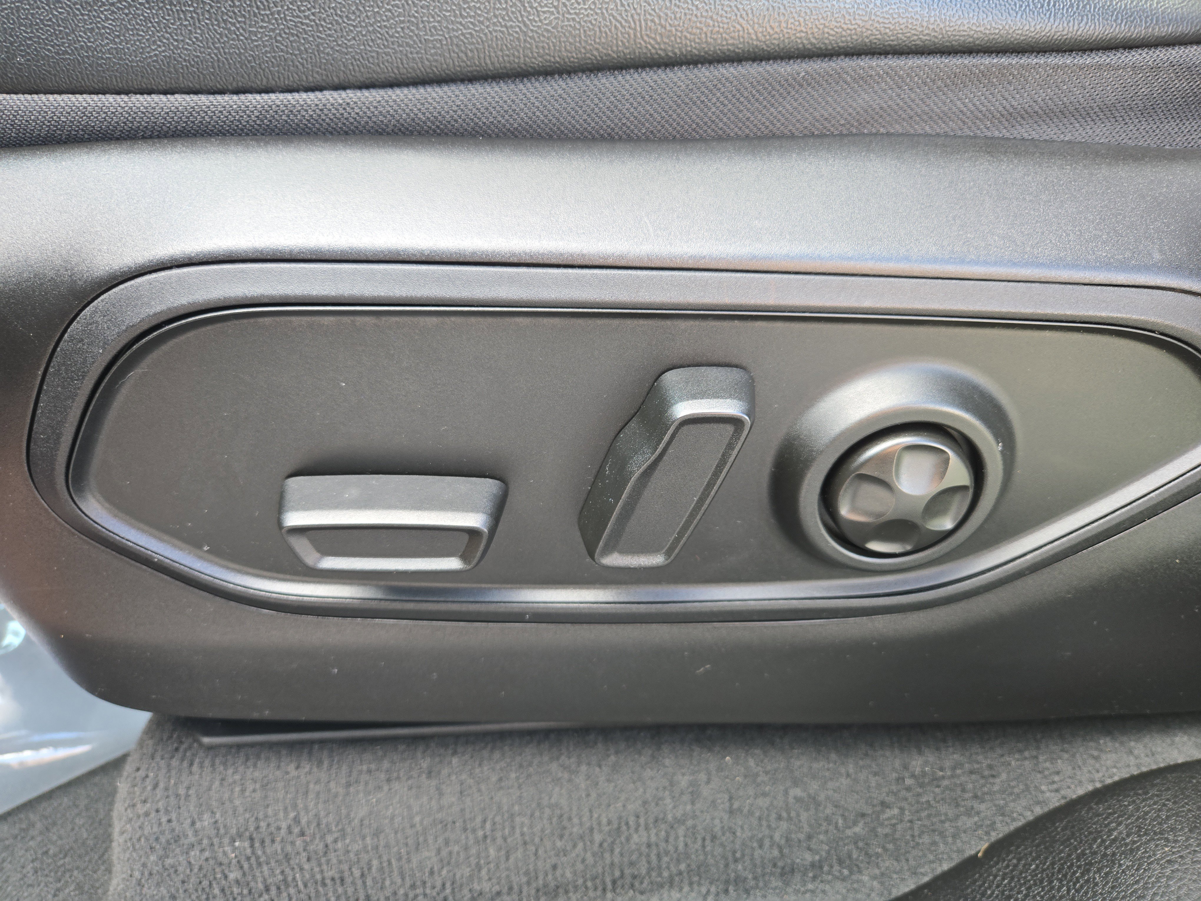 Used 2024 Jeep Grand Cherokee L Limited w/ Luxury Tech Group II image 13