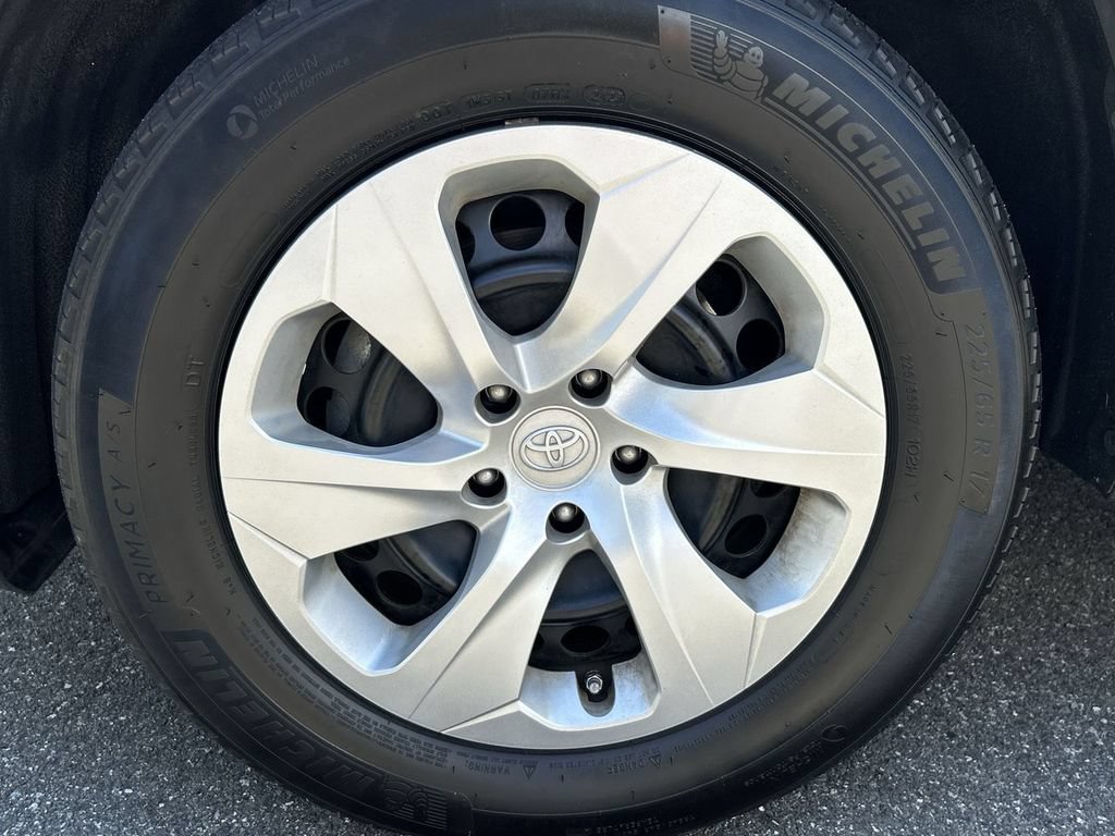 Used 2023 Toyota RAV4 LE AWD/4WD image 10