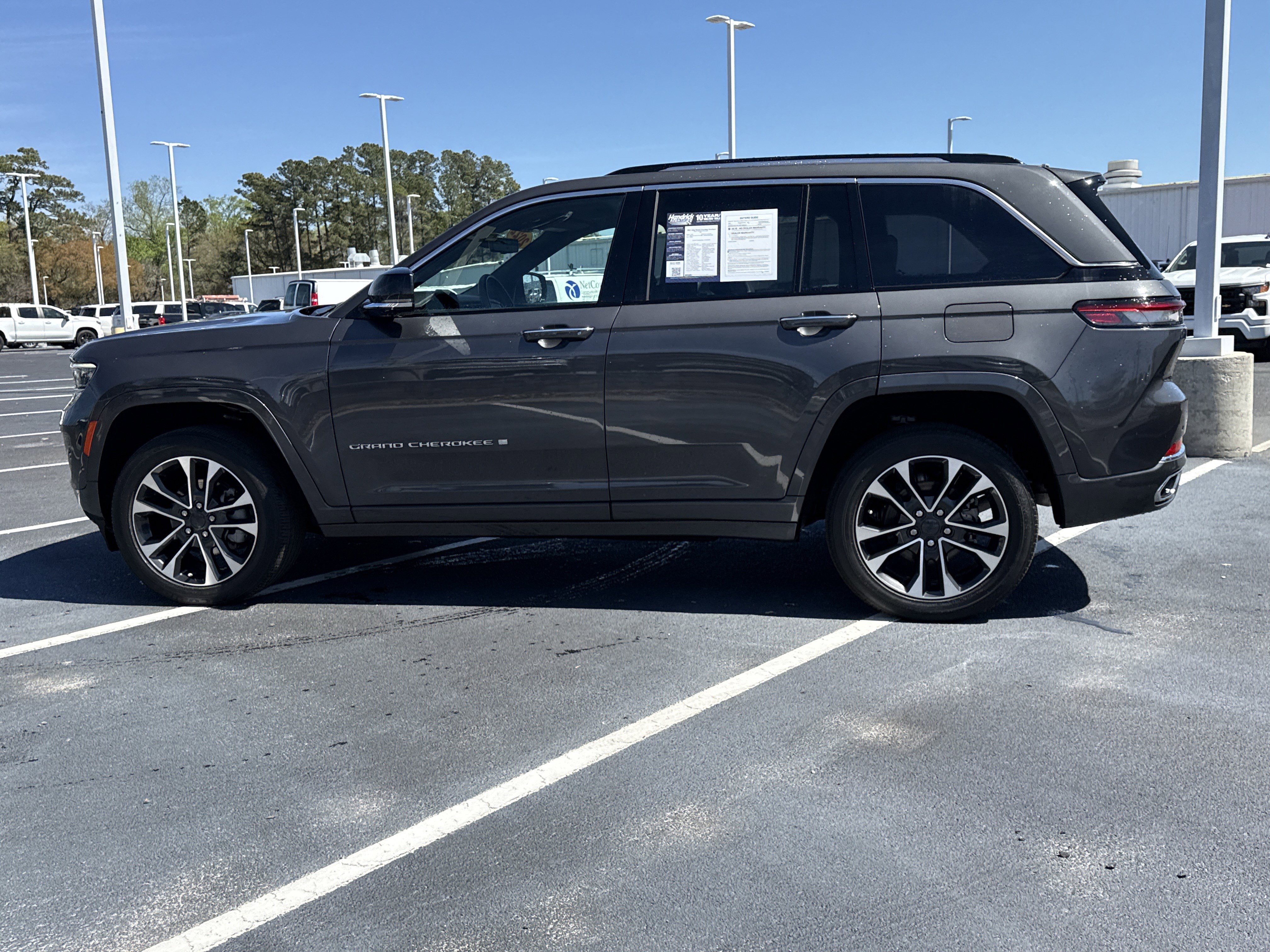 Used 2022 Jeep Grand Cherokee Overland w/ Luxury Tech Group IV AWD/4WD image 11