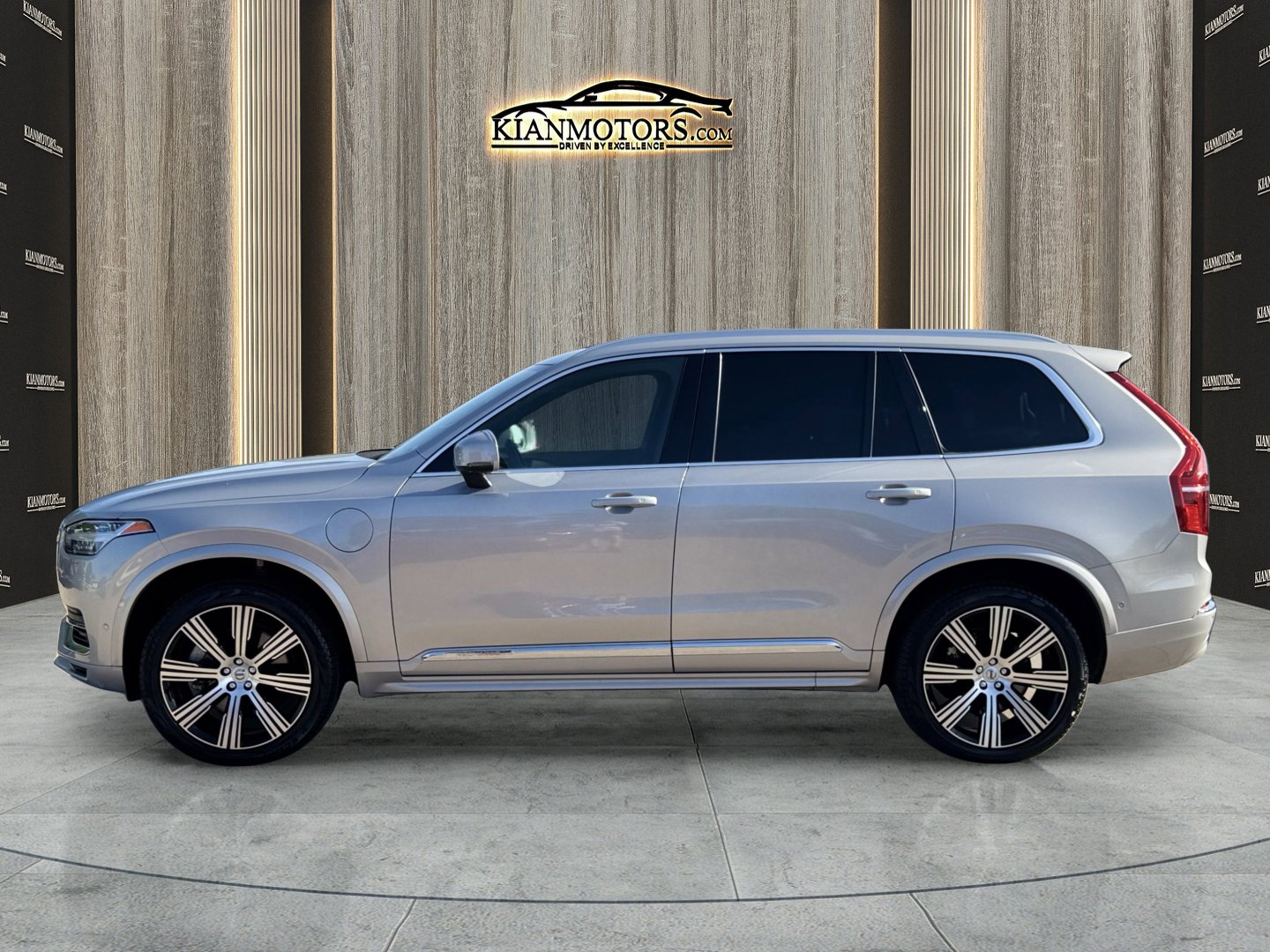 Used 2024 Volvo XC90 T8 Ultimate w/ Lounge Package image 9