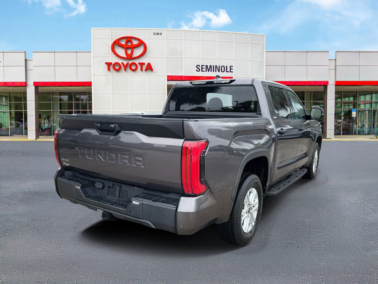 Used 2022 Toyota Tundra SR5 w/ SR5 Convenience Package AWD/4WD image 3