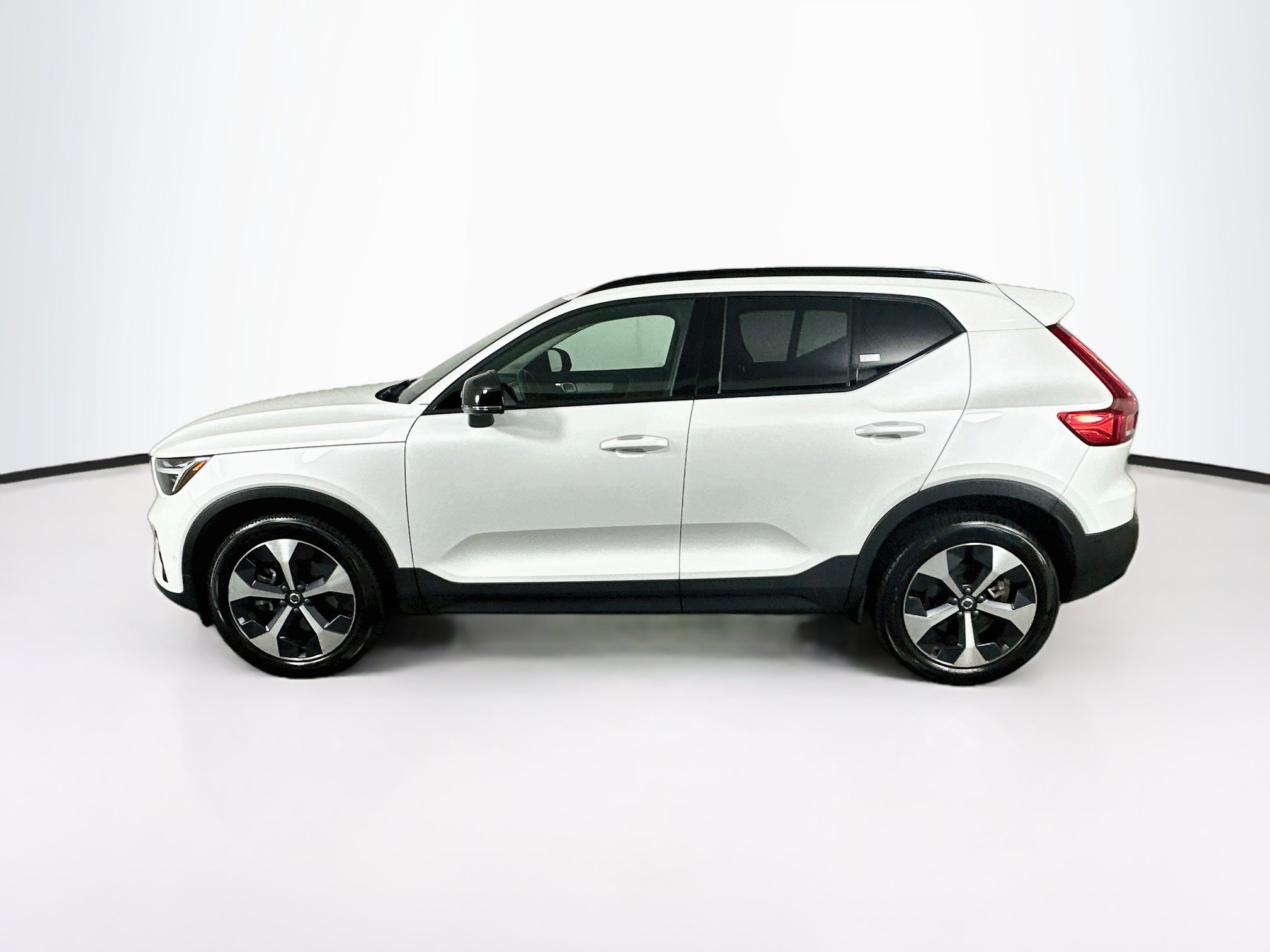 Used 2026 Volvo XC40 B5 Plus AWD/4WD image 4