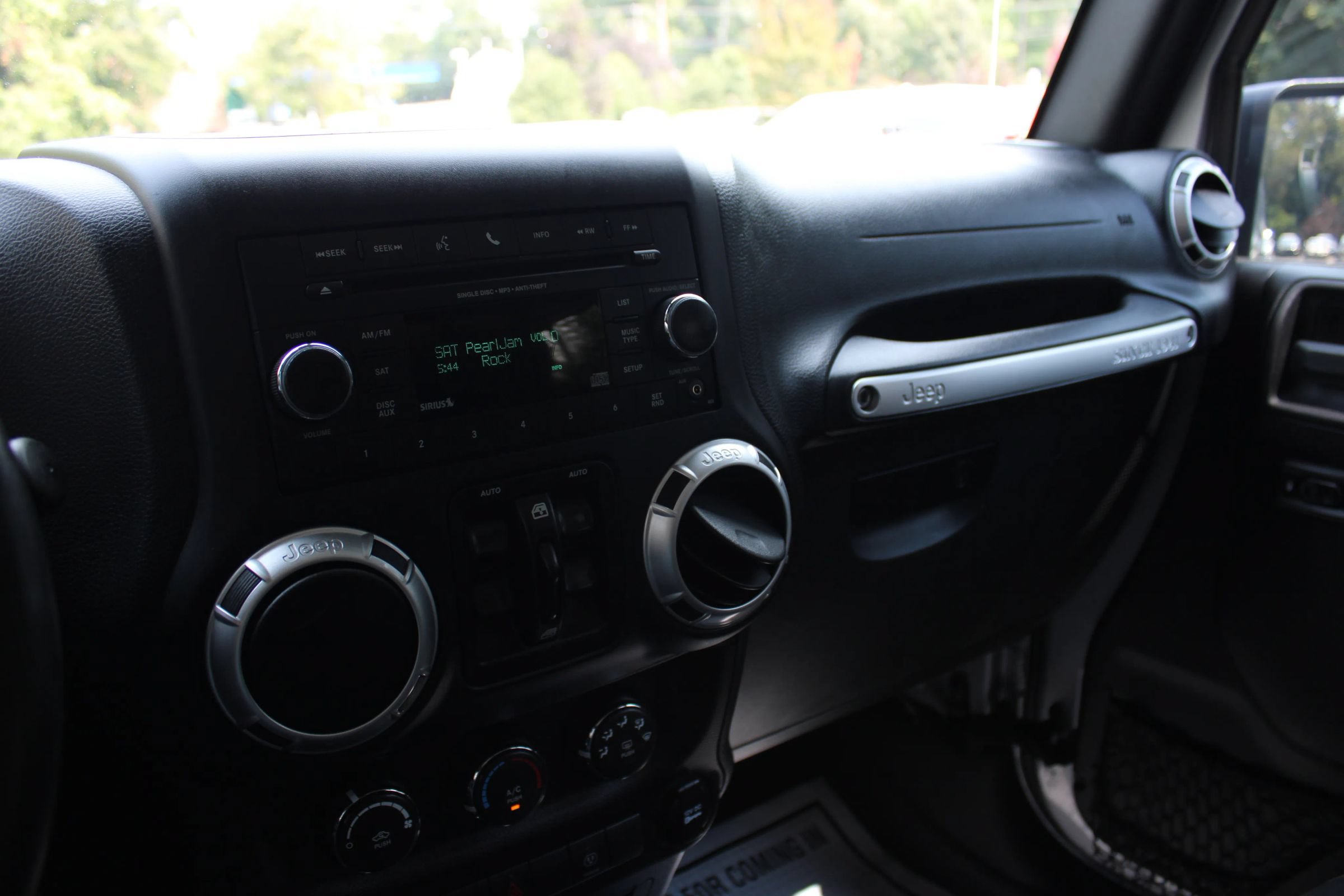 Used 2015 Jeep Wrangler Unlimited Sahara w/ Connectivity Group AWD/4WD image 13