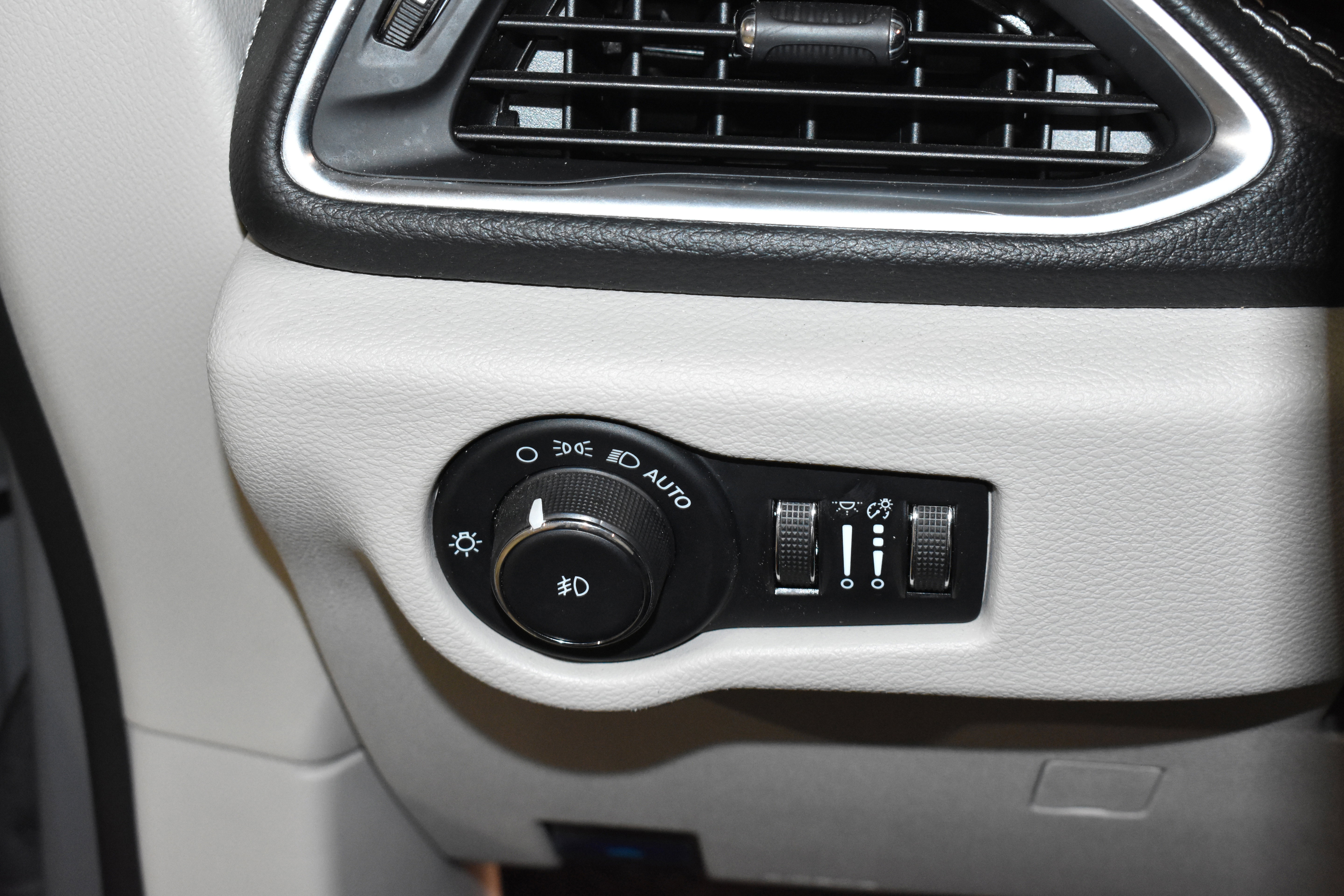Used 2023 Chrysler Pacifica Limited FWD image 15