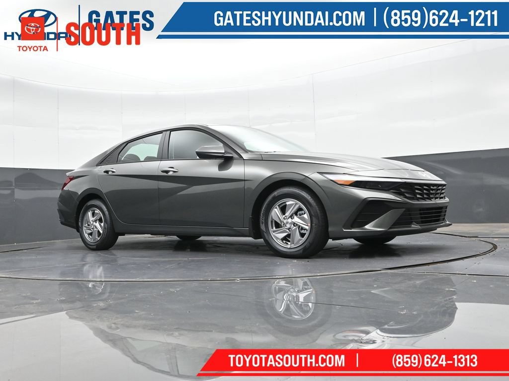 Used 2025 Hyundai Elantra SE FWD image 34