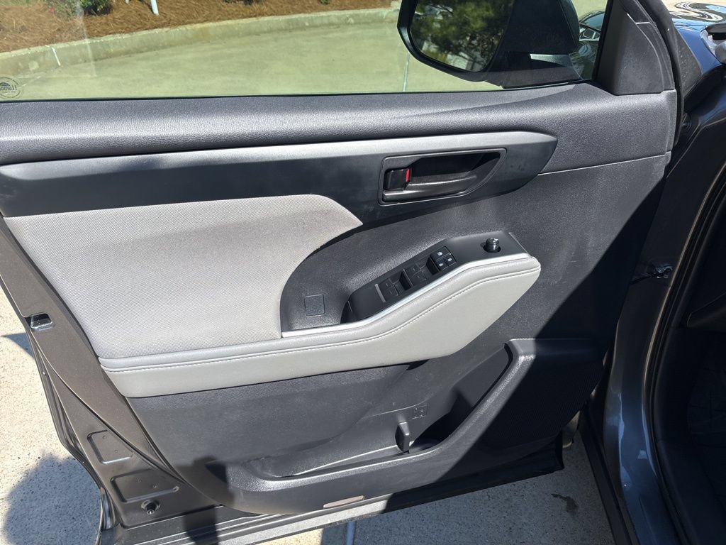 Used 2021 Toyota Highlander LE FWD image 24