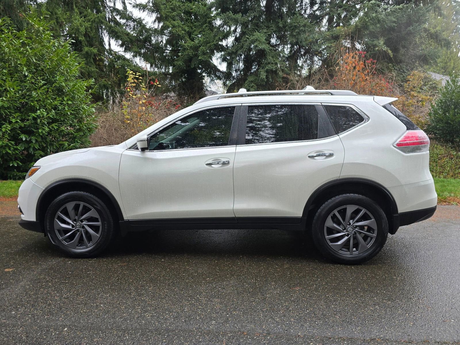 Used 2016 Nissan Rogue SL w/ SL Premium Package image 2