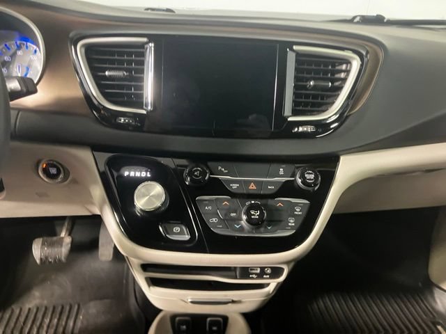 Used 2017 Chrysler Pacifica Touring FWD image 12